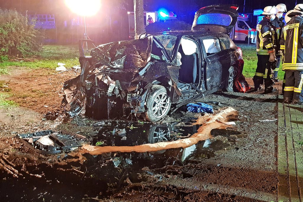 Tdlicher Verkehrsunfall in Gro Oesingen: 25-Jhriger stirbt noch vor Ort