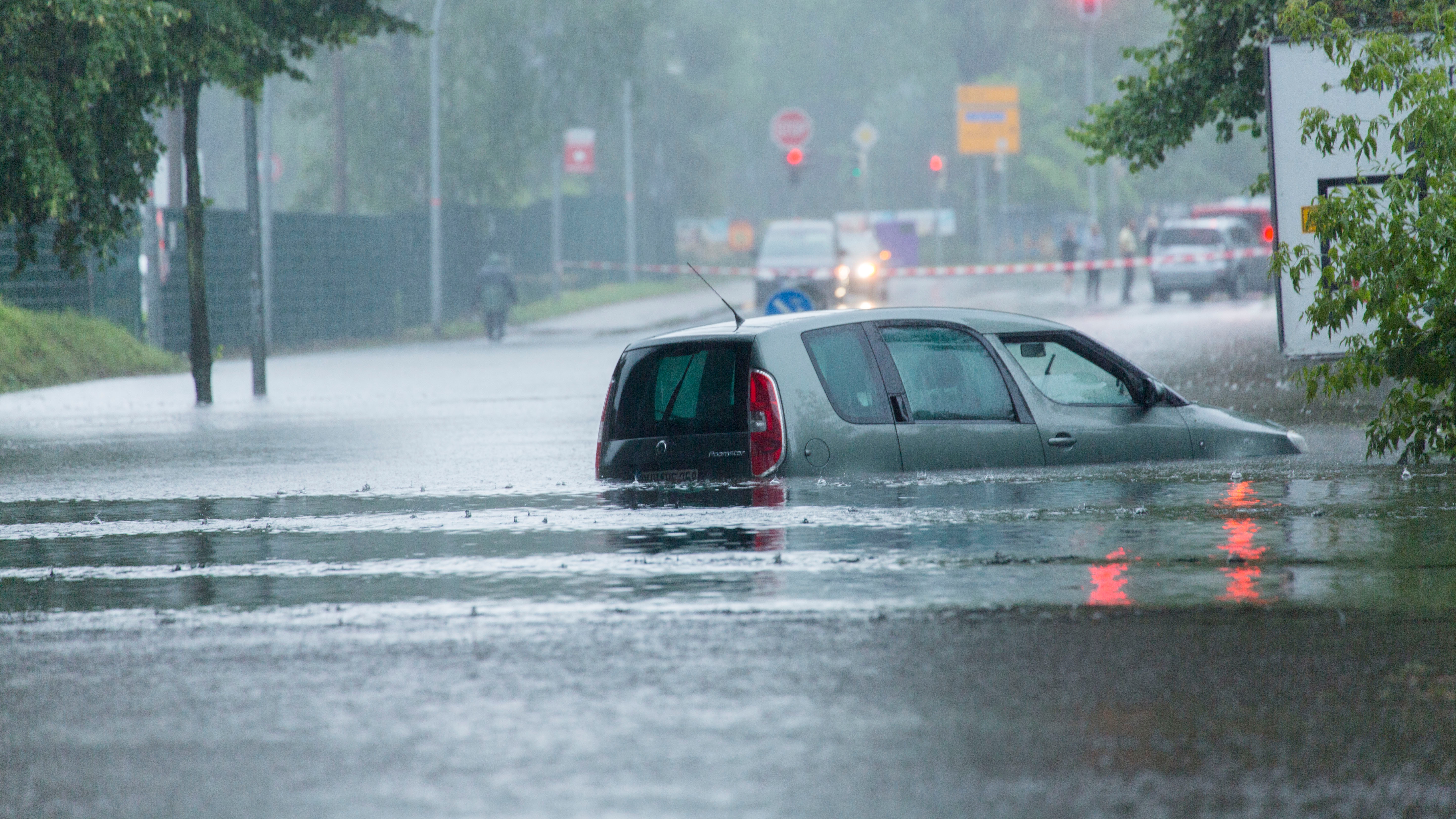 Überschwemmung: Kann man mit dem Auto durch überflutete Straßen