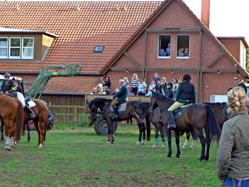 Isernhagen Ursulum: Rund 70 Reiter erffnen die Jagdsaison