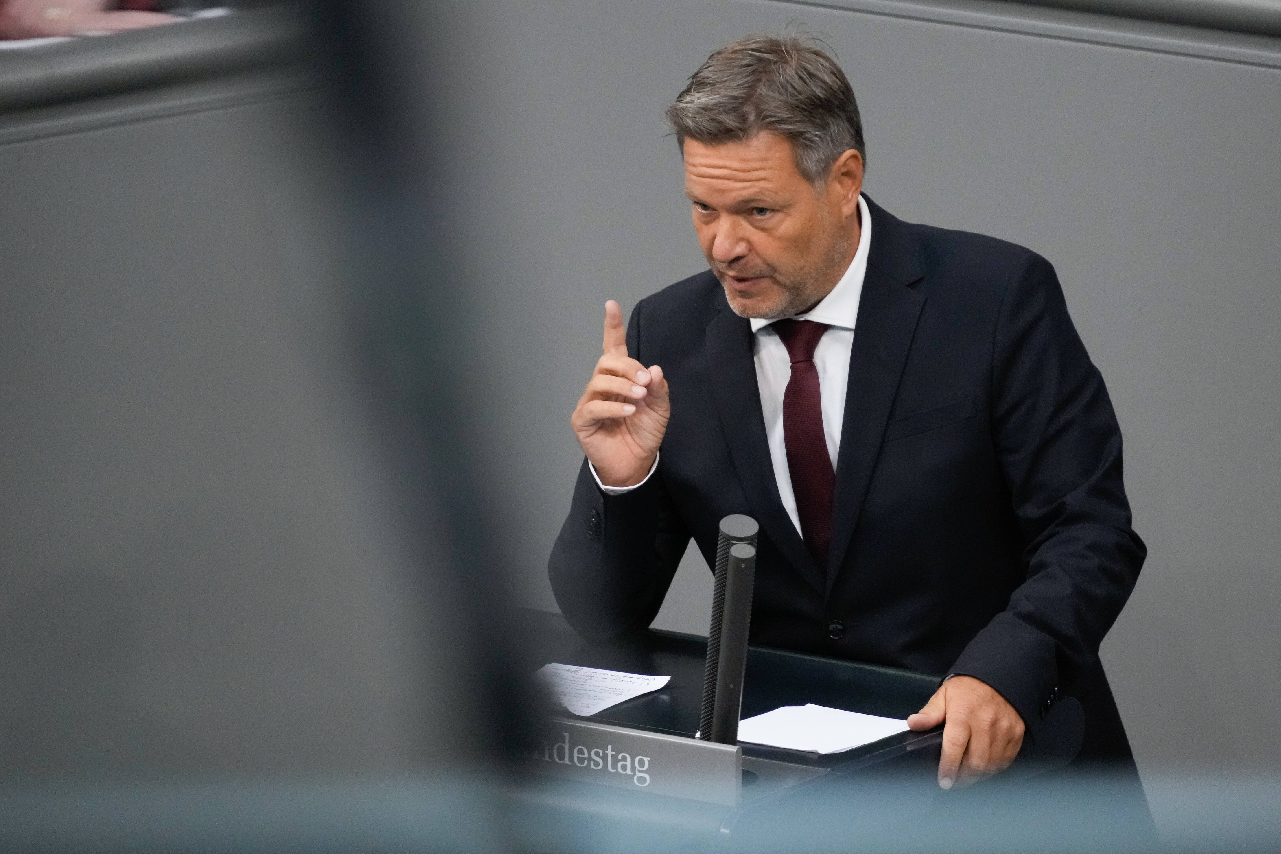 Habeck kontert Merz: „Räumen auf, was Sie in sechzehn Jahren verbockt haben“