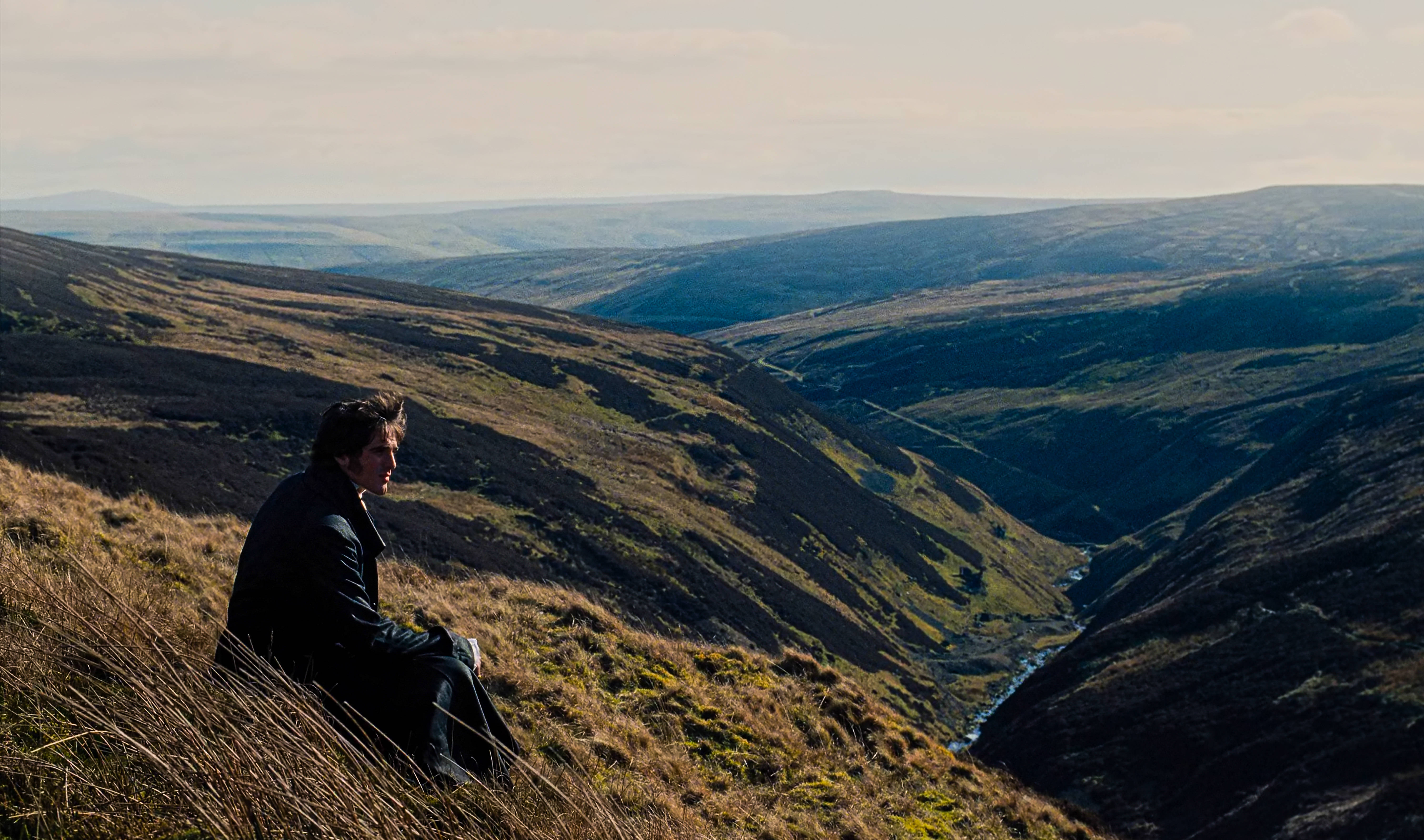 Heathcliff Yorkshire bozkırlarını seyrederken