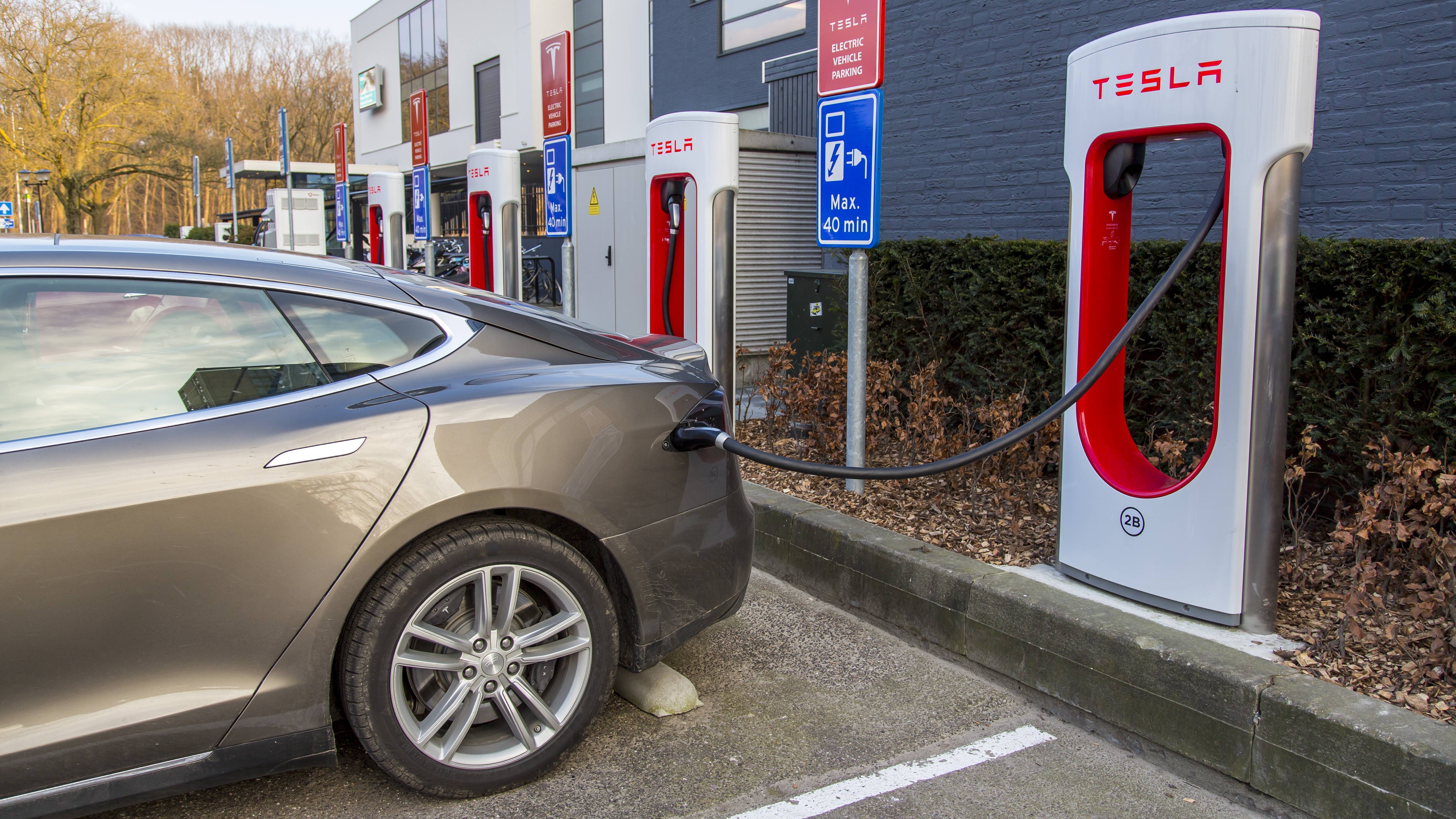 Tesla bittet E-Autos nur zu bestimmten Zeiten zu laden