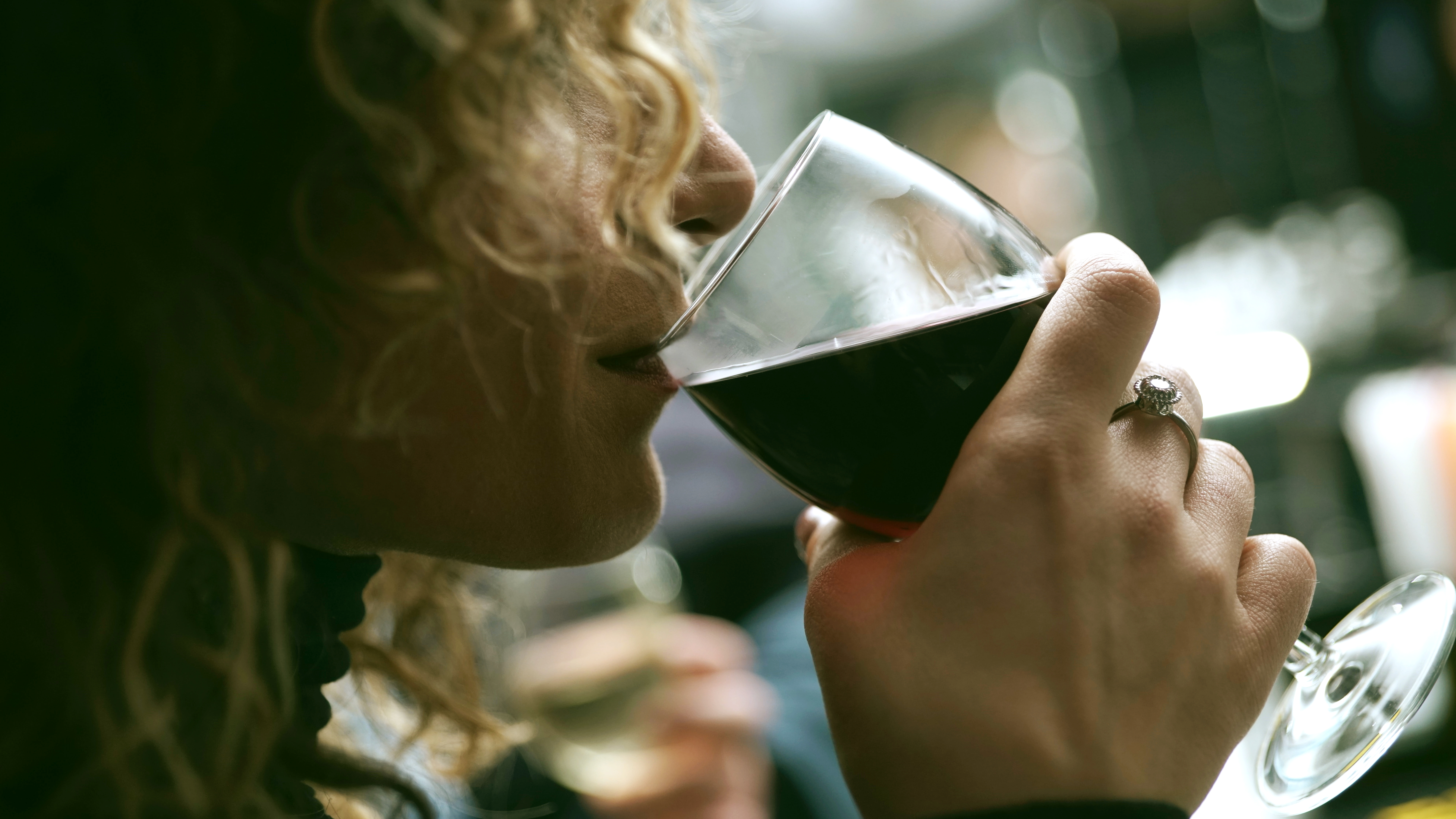 Woher der Kater nach Alkohol kommt und was wirklich hilft – DW