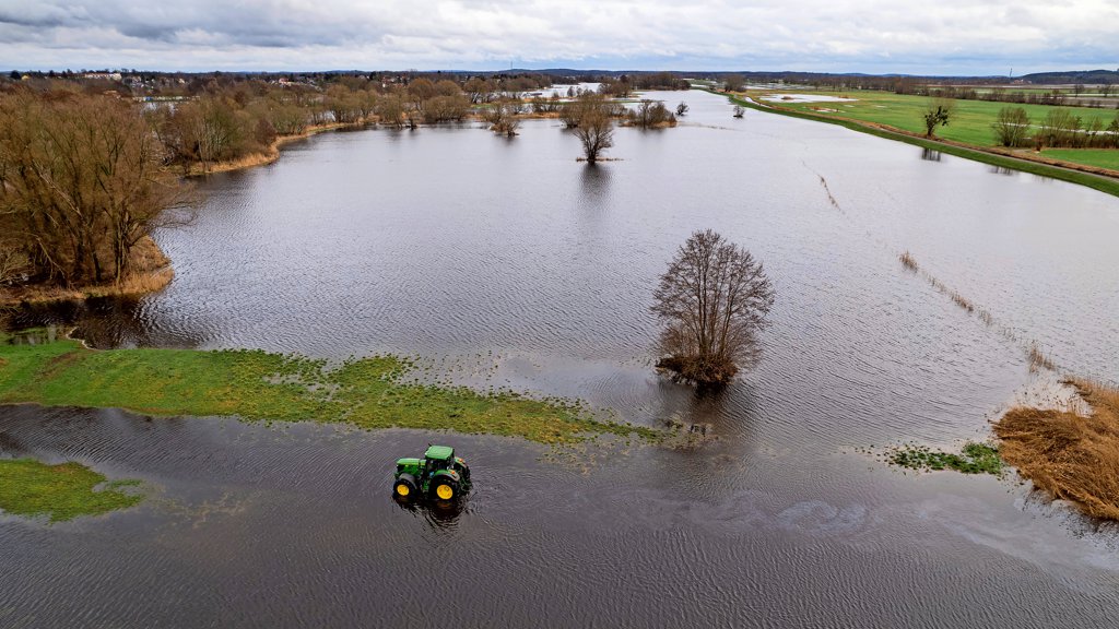 Dauerregen und Hochwasser: Landwirte knnen noch immer nicht dngen  Sorge  um Ernte