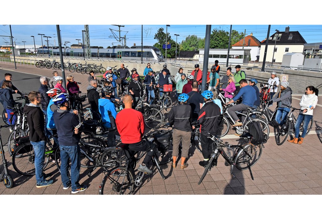 19 jähriger afghane tritt 49 jährige frau vom fahrrad