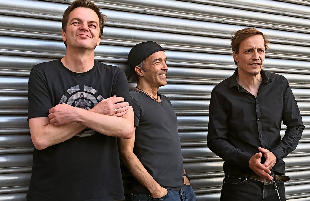 Qarz uchun olomon porno