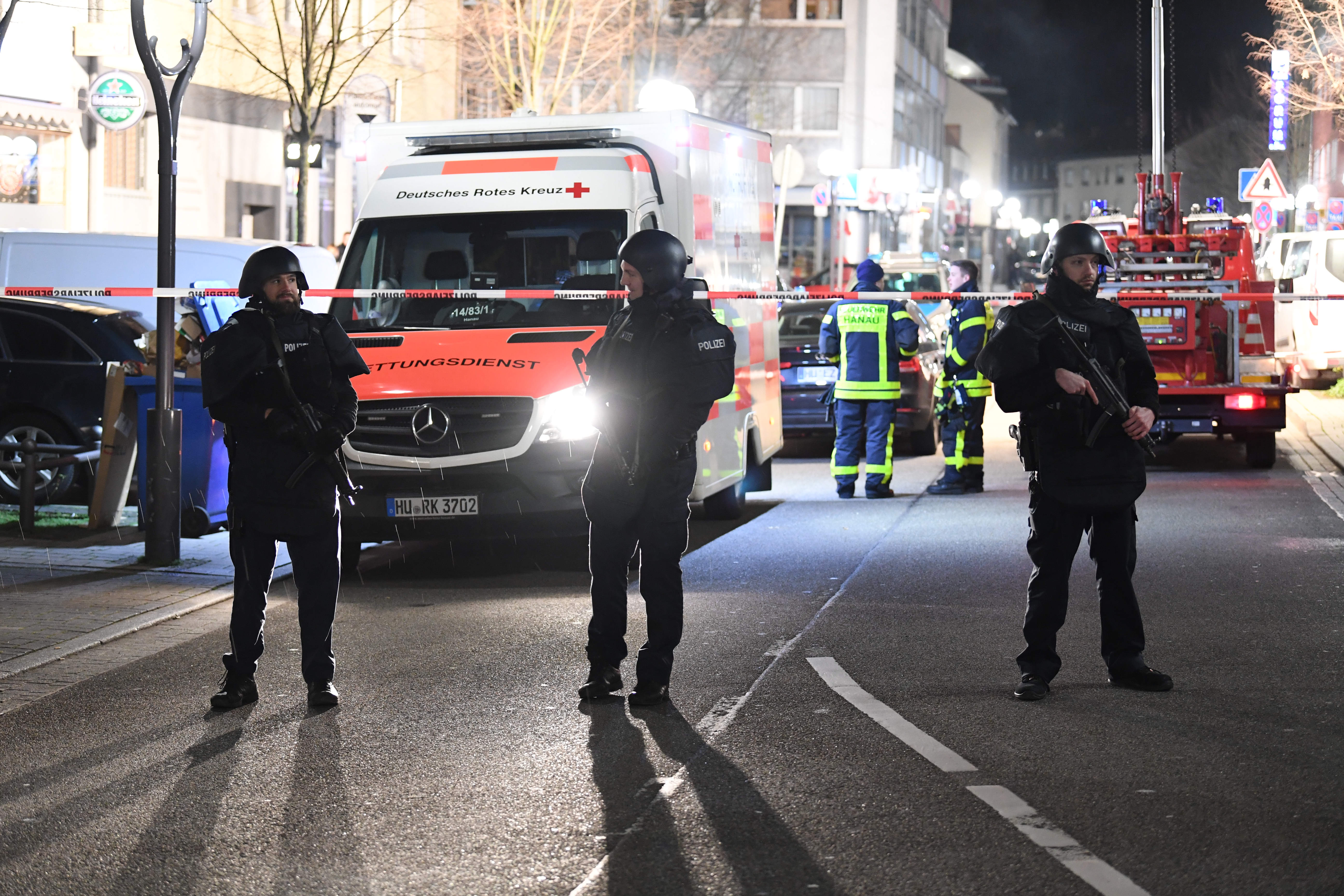 Ein Polizist geht in der Tatnacht neben einem mit Thermofolie abgedeckten  Auto her. Am 19. Februar 2020 hatte ein 43 Jahre alter Deutscher in Hanau  neun Menschen mit ausländischen Wurzeln erschossen. Foto
