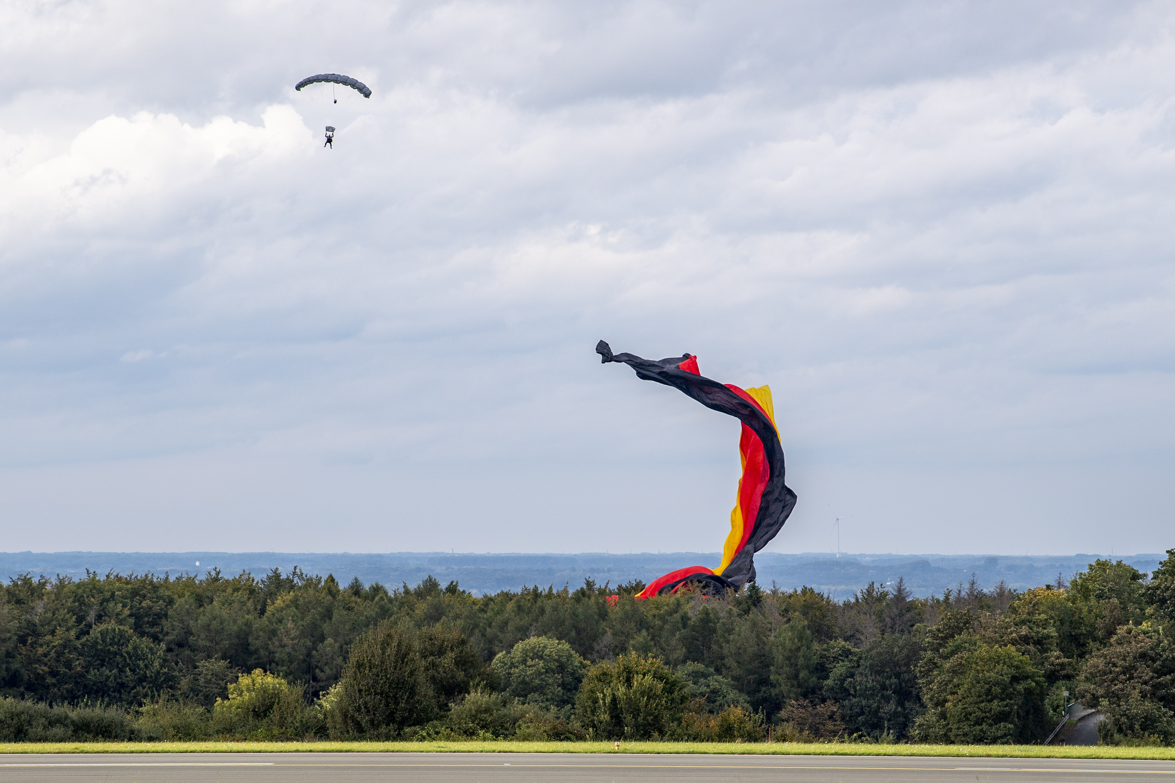 Neuer Weltrekord in Paderborn: Fallschirmspringer hissen riesige  Deutschlandflagge am Himmel
