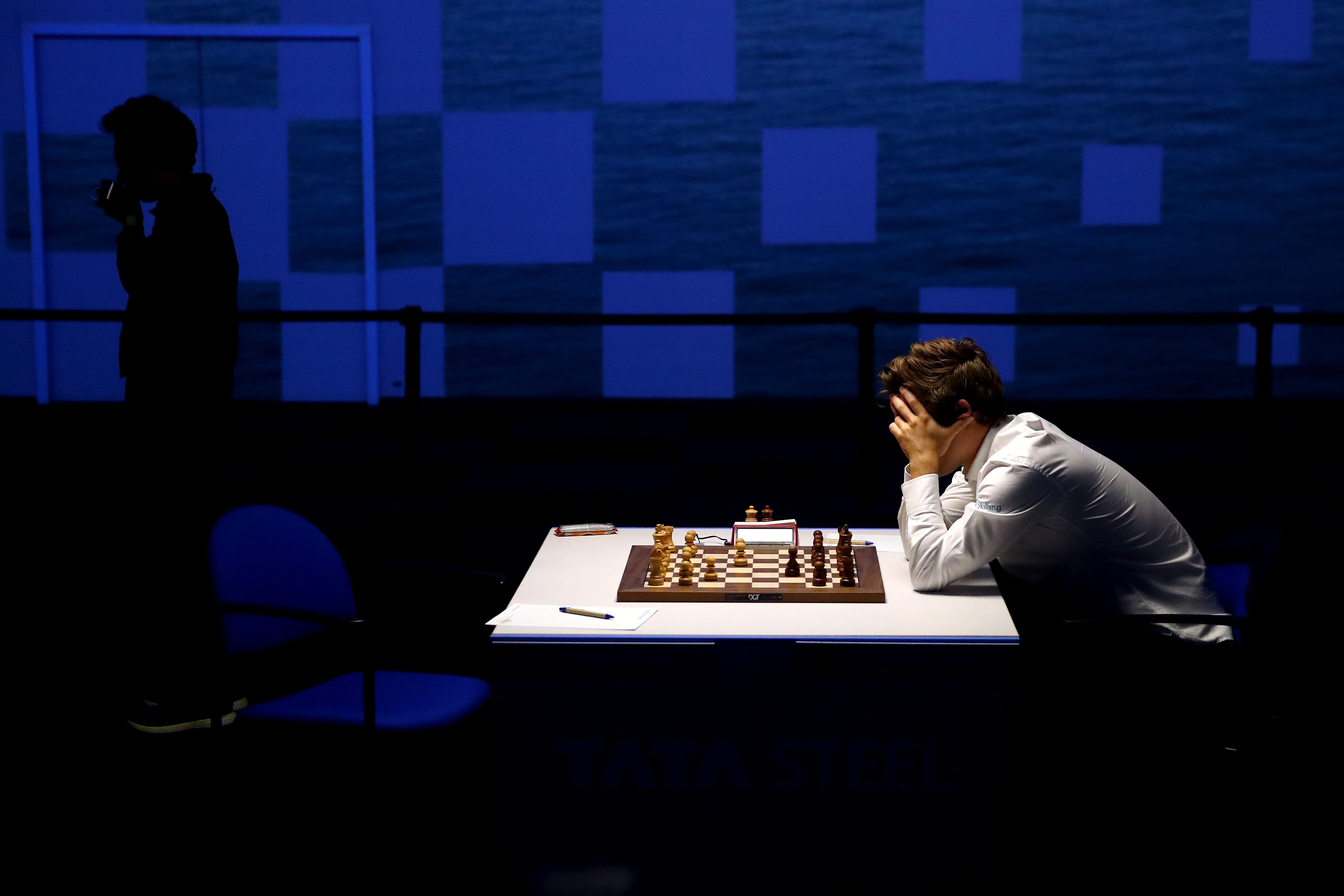 Die längste Partie der Turniergeschichte Carlsen holt ersten Sieg bei der Schach-WM