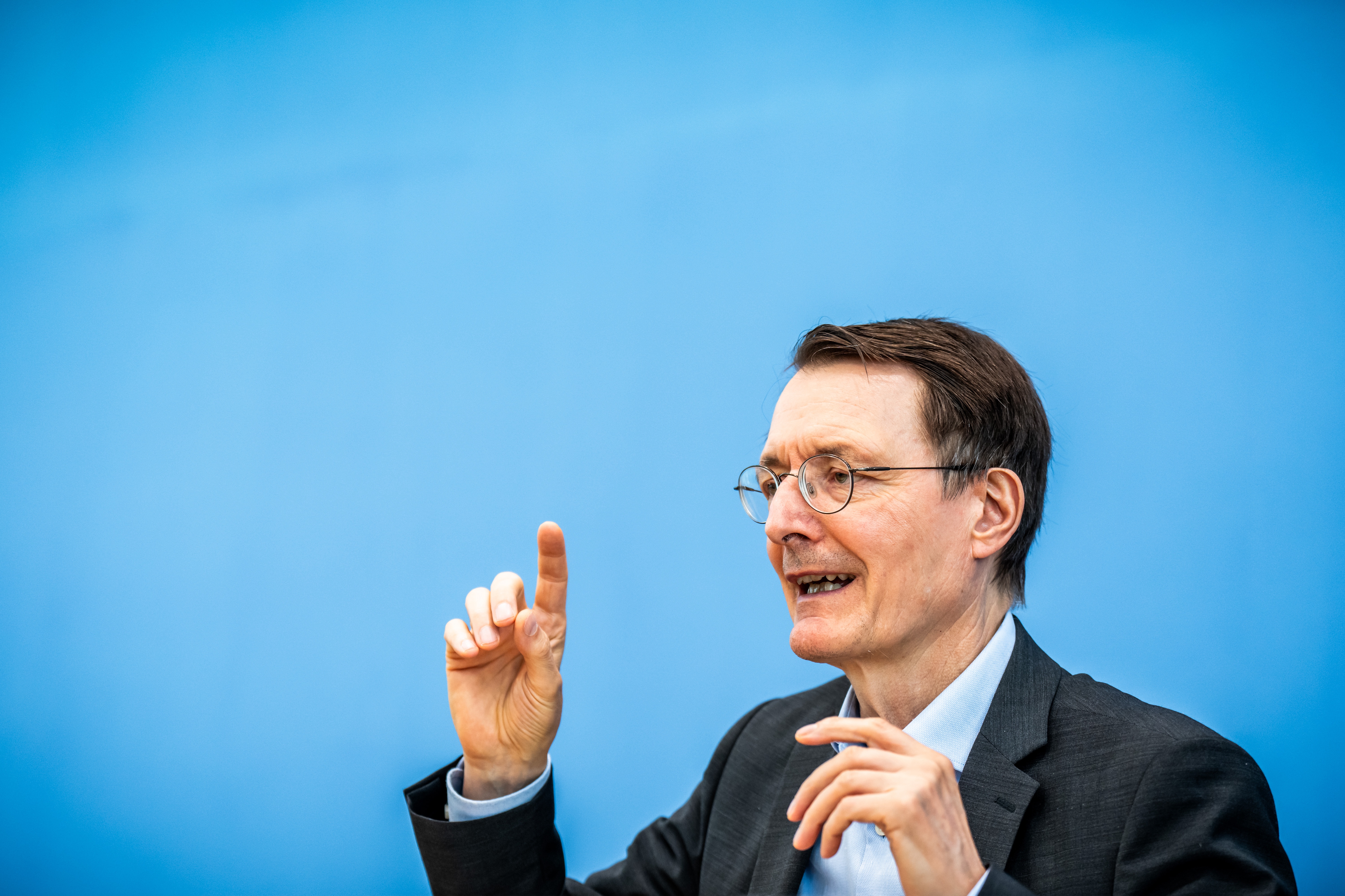 Pflegeflle in Deutschland "explosionsartig" gestiegen: Pflegeforscher  widersprechen Karl Lauterbach