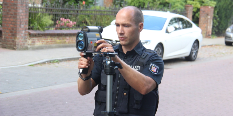 Stadt Rendsburg finanziert Polizei: Neue Radarpistole im Kampf