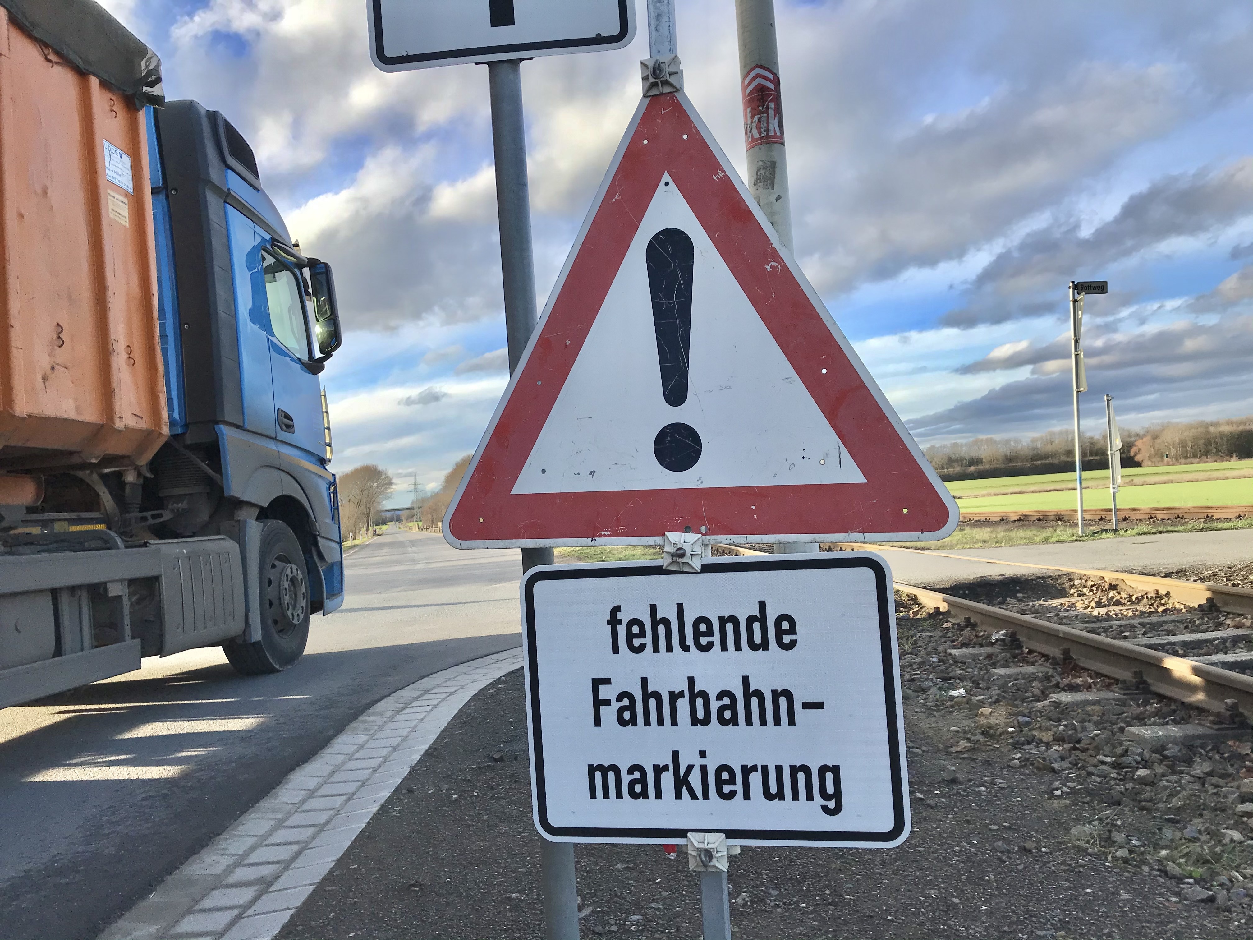 Stopp-Schilder sollen Bahnübergang in Berenbusch sichern