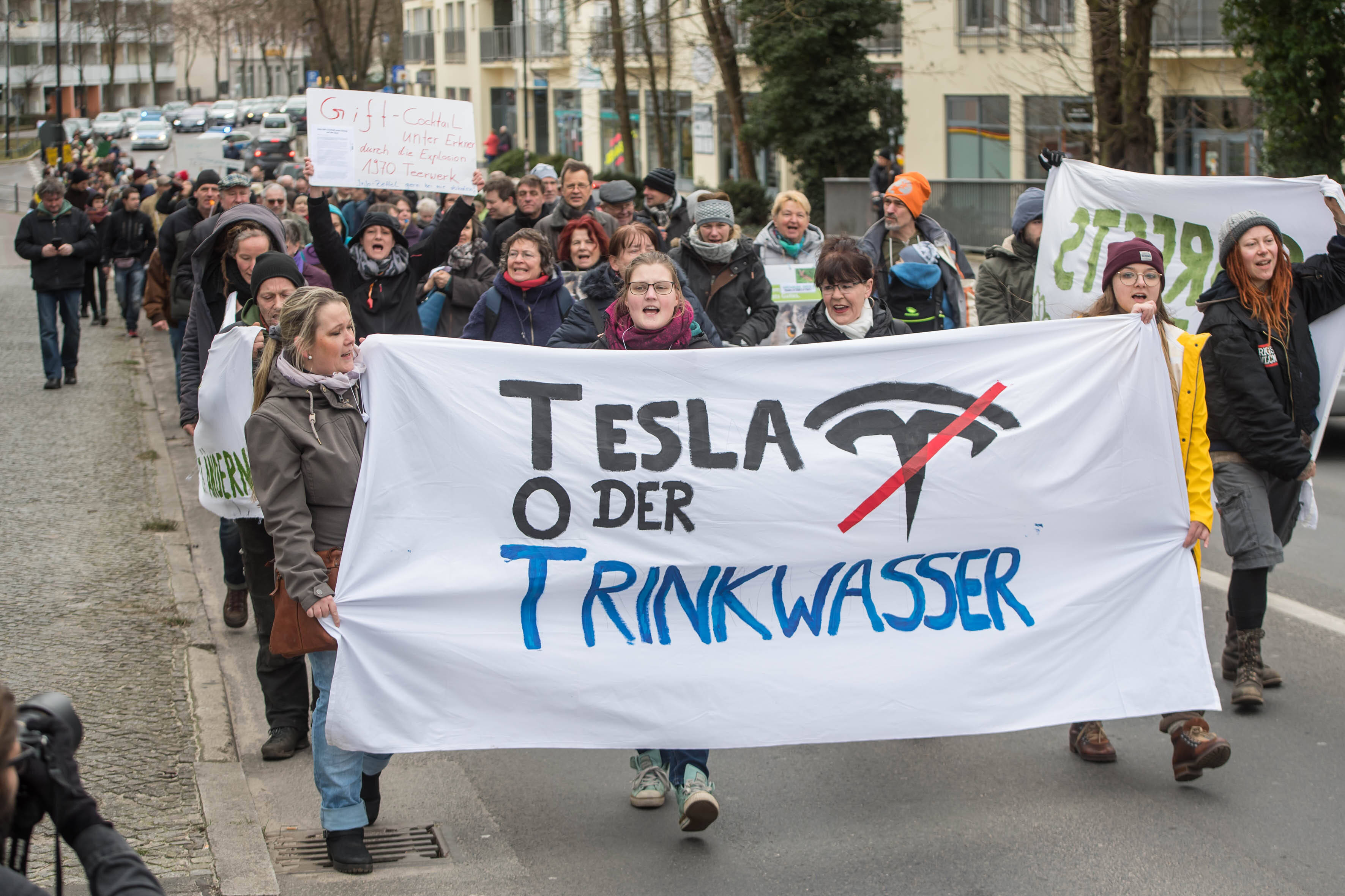 Protest gegen Tesla-Fabrik geht weiter - aber auch Demo dafür