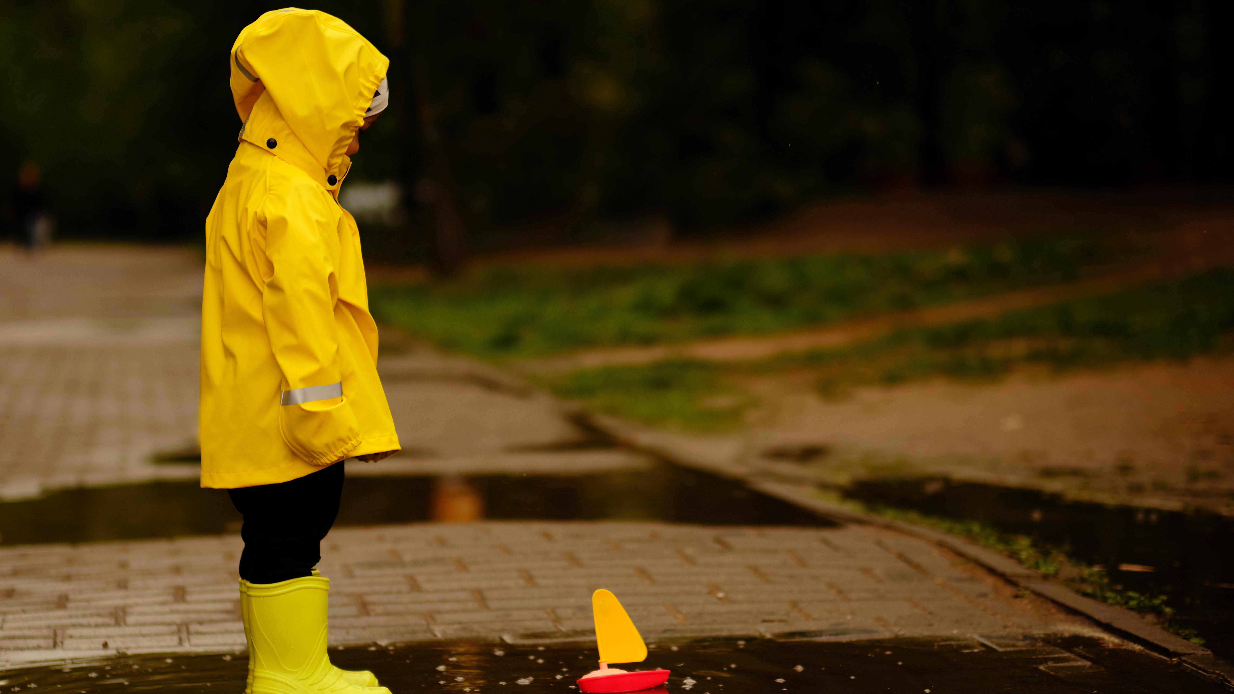 Мальчик в жёлтом дождевике