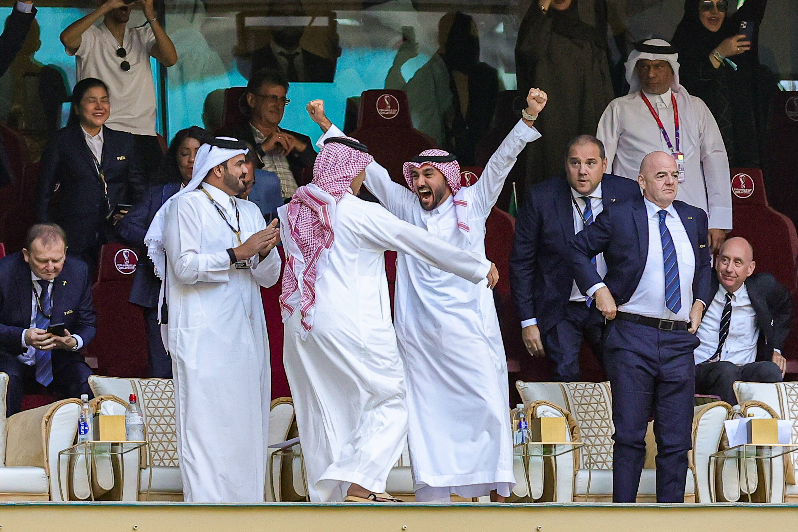 Saudi-Arabien schlägt Argentinien bei WM in Katar Königshaus ordnet Feiertag am Mittwoch an