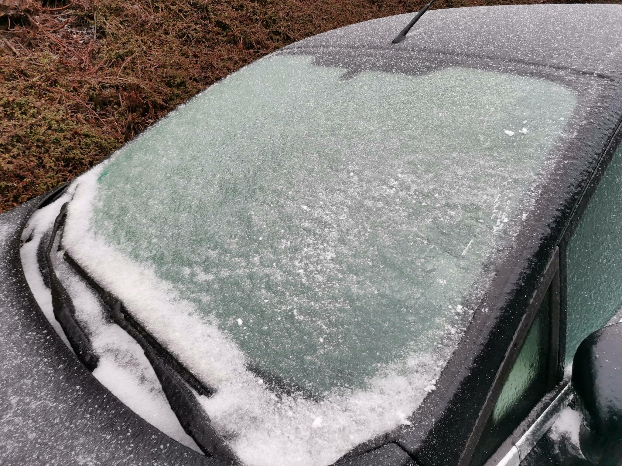 Ein Auto Dessen Scheiben Komplett Mit Schnee Bedeckt Waren