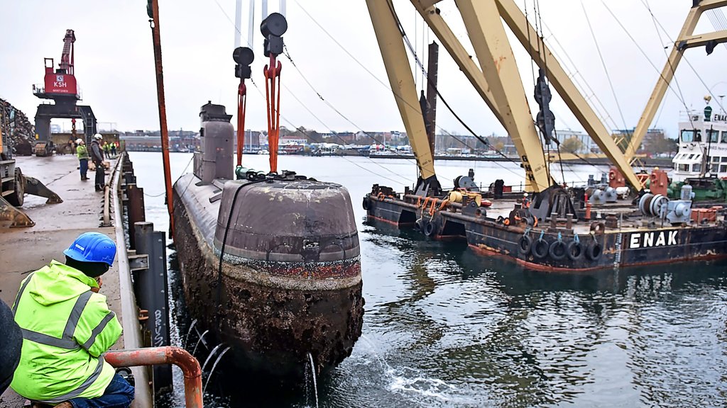 U-Boot „U 16“ mit Schwimmkran in Kiel zum Schrotthandel gebracht