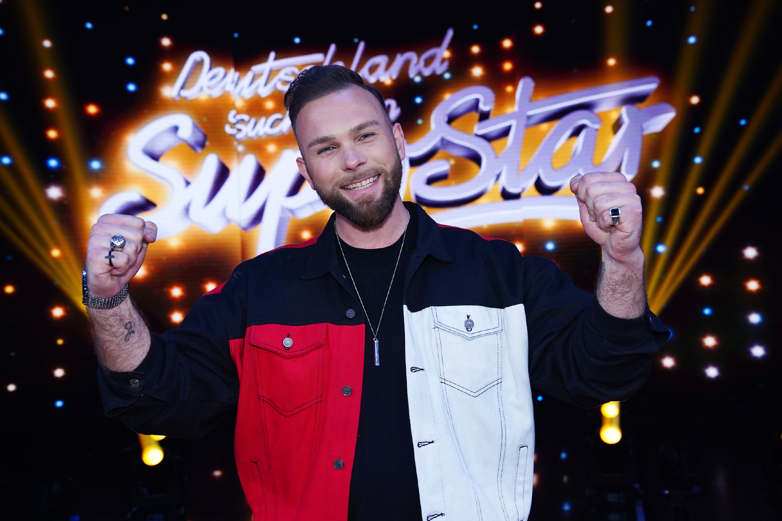 Katta kokrak bilan guruh jinsiy aloqa Kinder jinsiy aloqa yuqori sifatli video