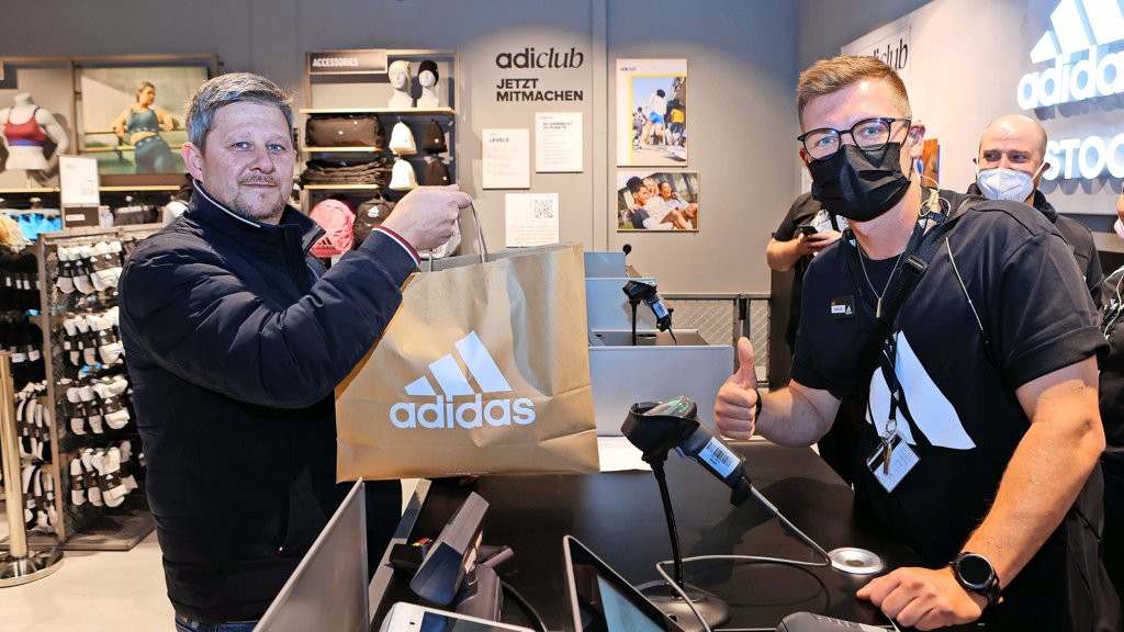Rechtzetten Overtreden Nauw Ansturm auf neuen Adidas Store bei Rostock: Angebote warten auf Kunden