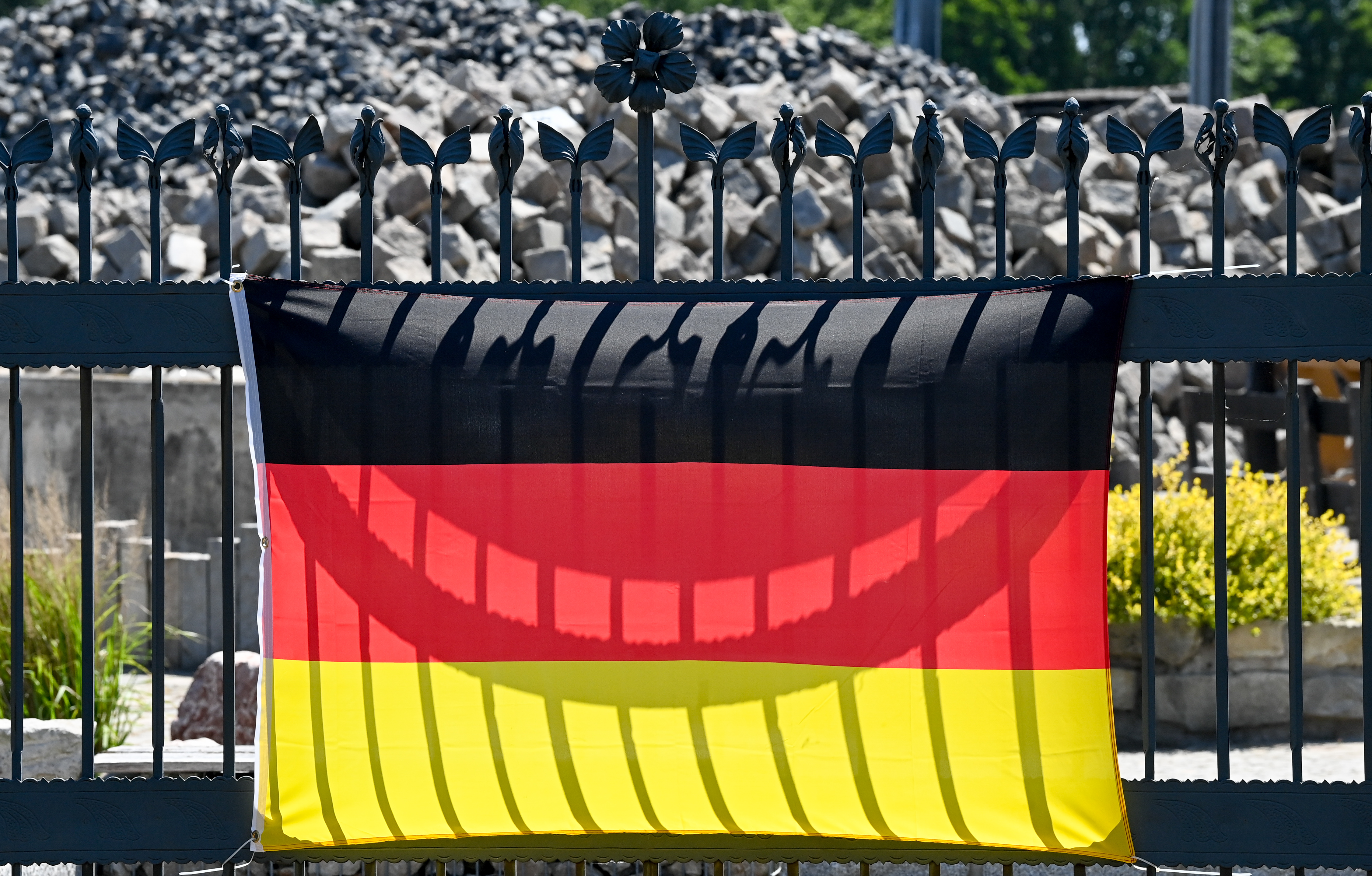 Deutschland-Flagge vor jeder Schule? Philologen: Unfreiwillig