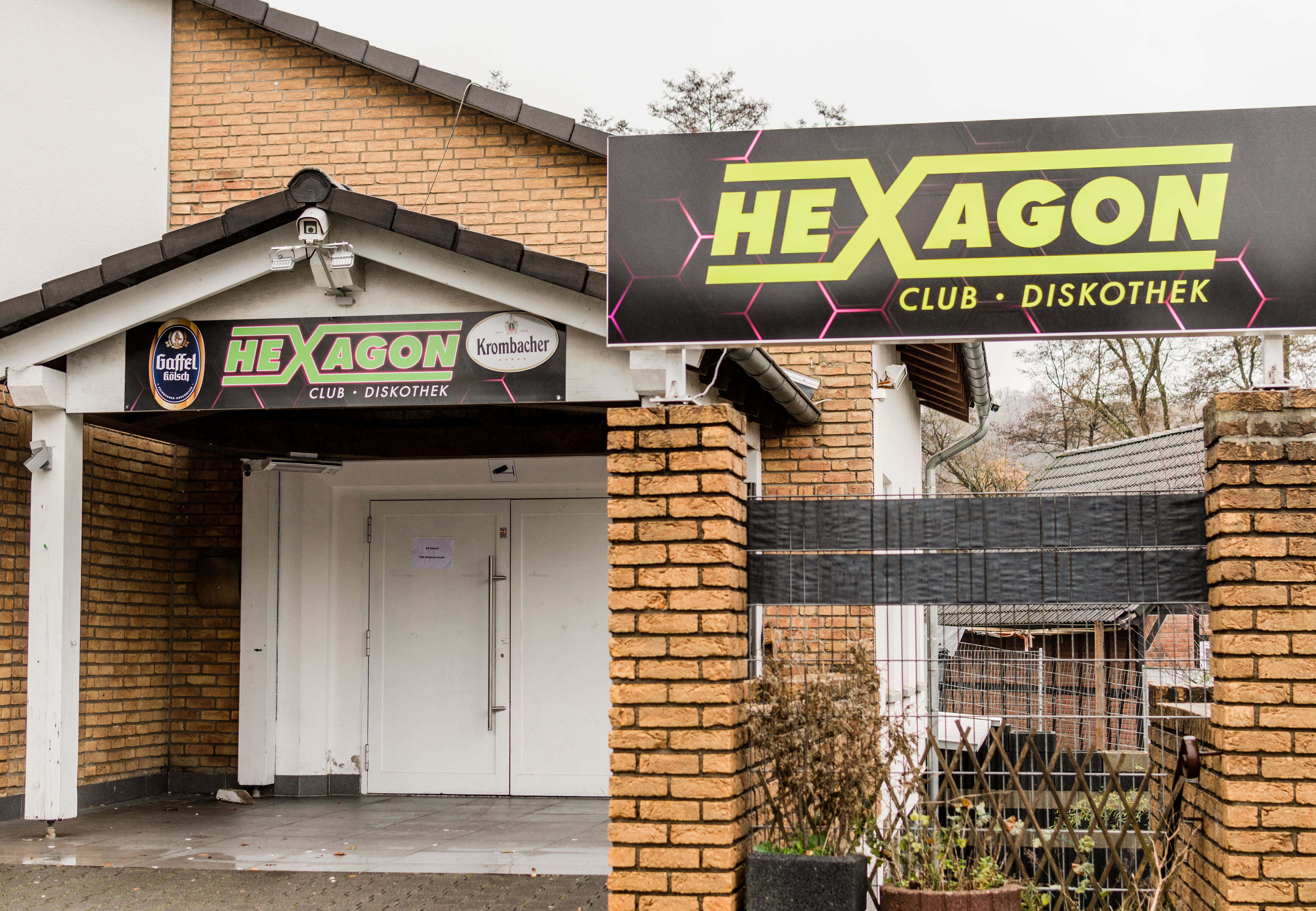 Kuh-Aktion in Wildbergerhütte: Disco-Betreiber rudert nach etlichen  Protesten zurück