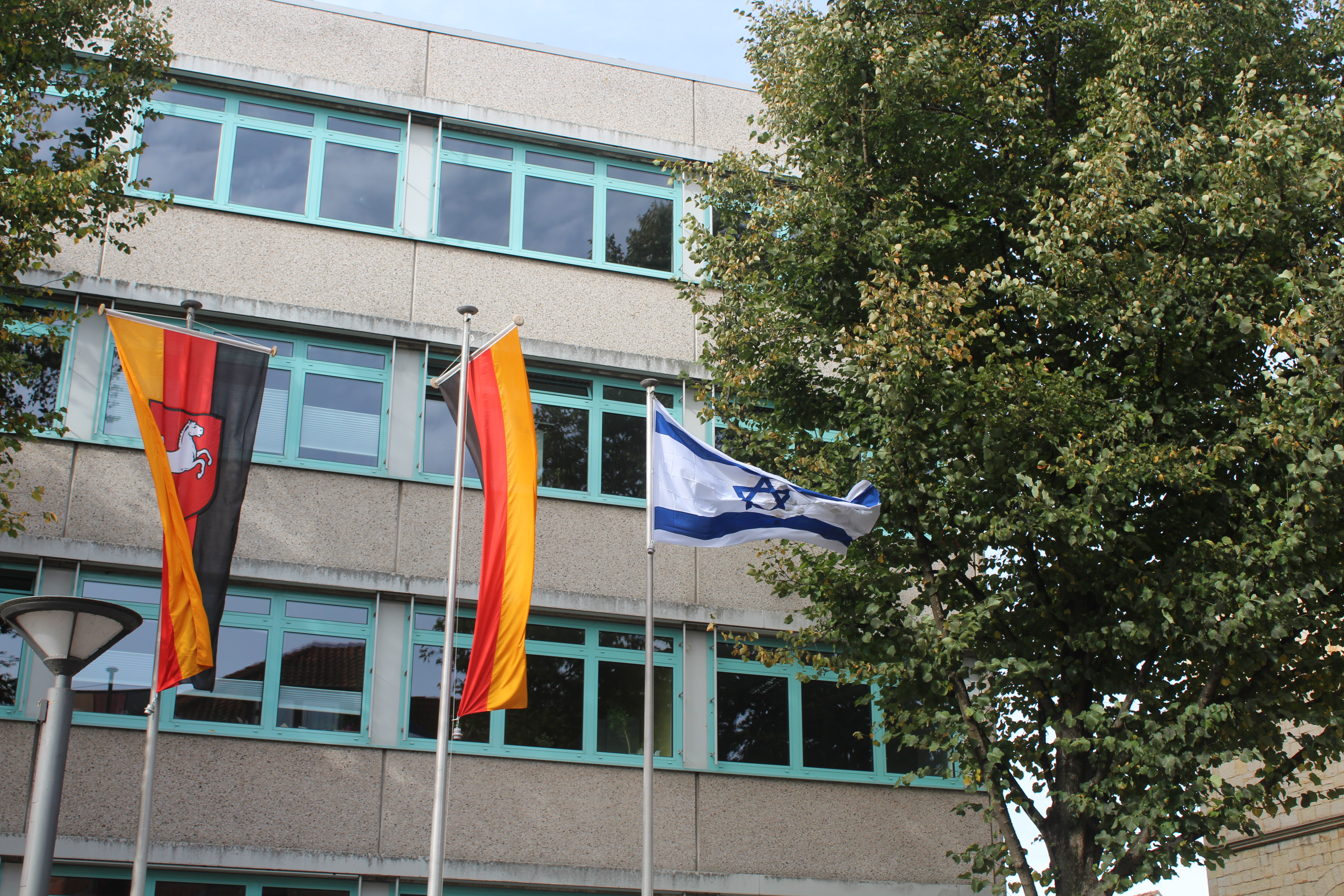 Deutschland-Flagge an Rintelner Rathaus weht auf halbmast: Das ist der Grund