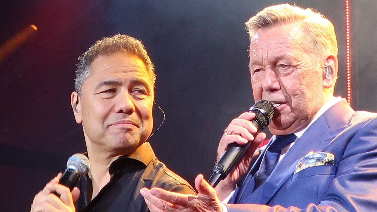 Kaisermania: Diese Musikerinnen und Musiker stehen mit Roland Kaiser auf  der Bhne in Dresden