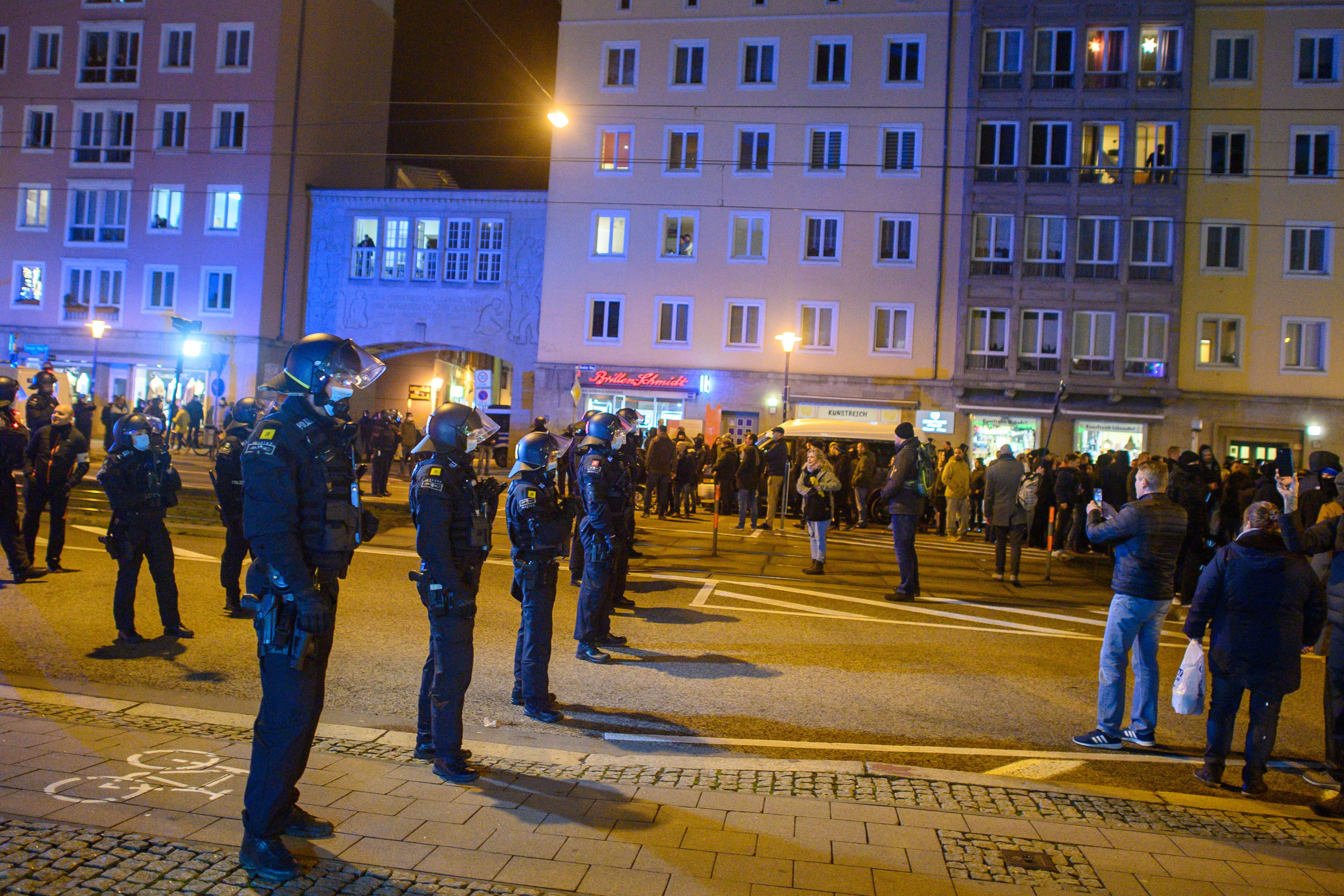 Corona-Proteste in München mit 3000 Teilnehmern - Polizei setzt  Schlagstöcke ein