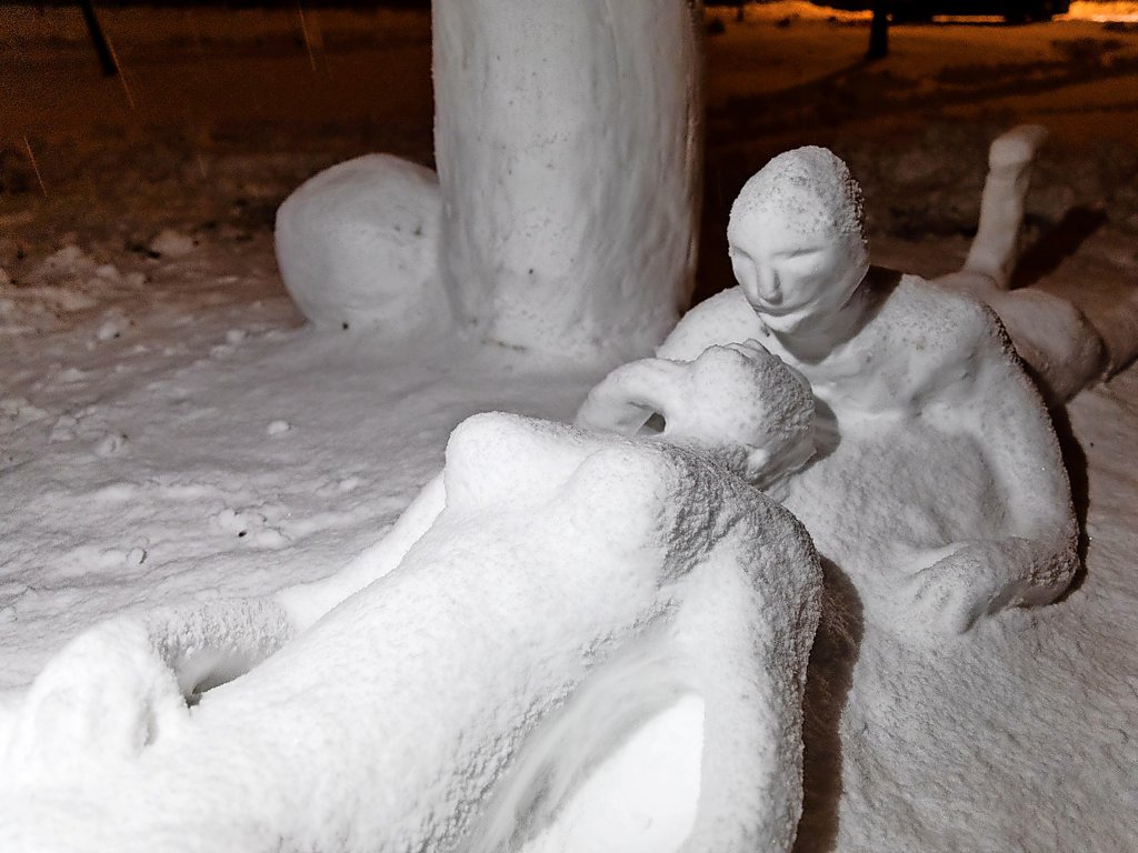 Frivole Schneeskulpturen in Radeberg