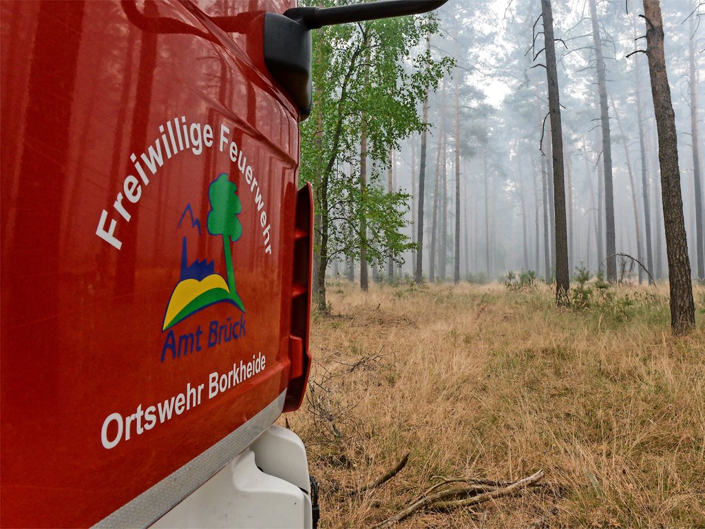 Liveticker Feuerwehr Dammt Weiteres Feuer Bei Beelitz Mit Schaumteppich Ein