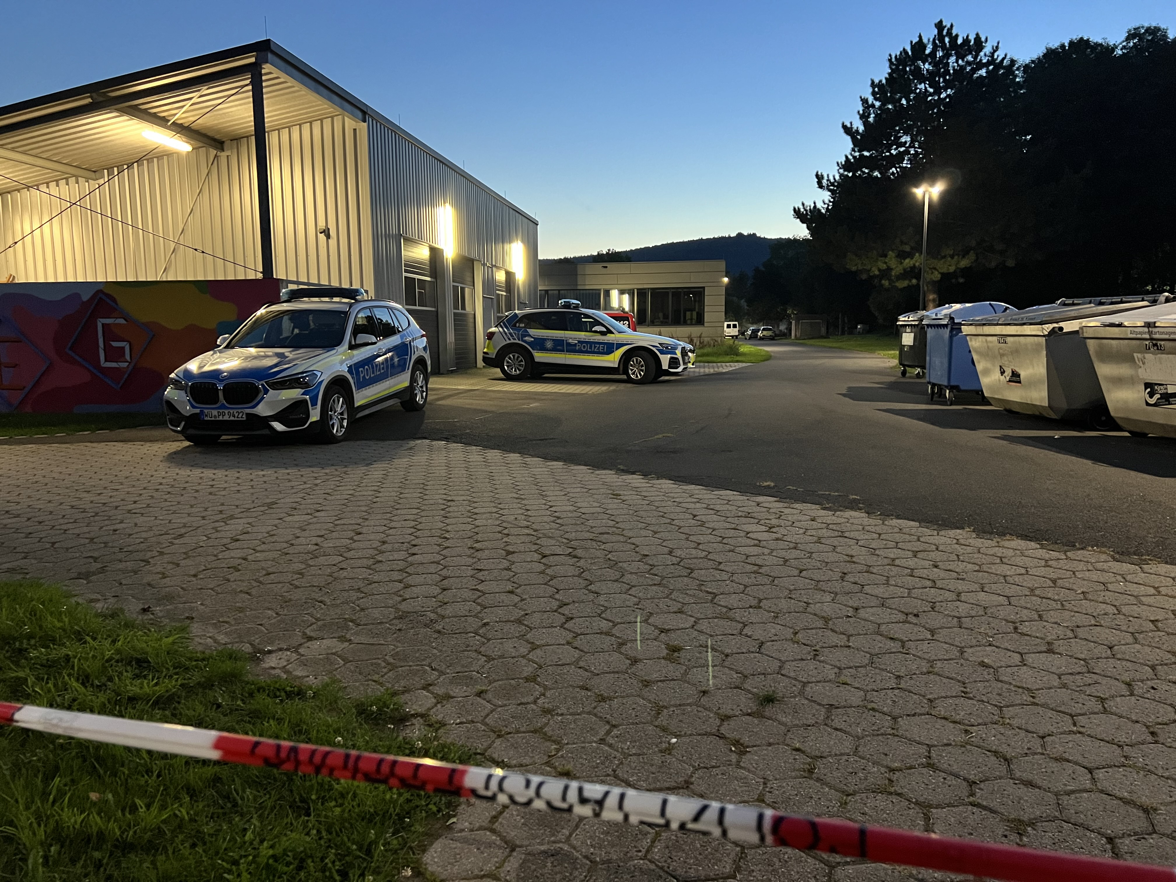 Oberhaching: Frau fährt mit Auto gegen Baum und verletzt ihre Kinder