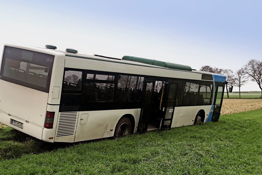 Kurios: Schulbus bleibt bei Groß Ilsede mitten auf dem Feld stecken