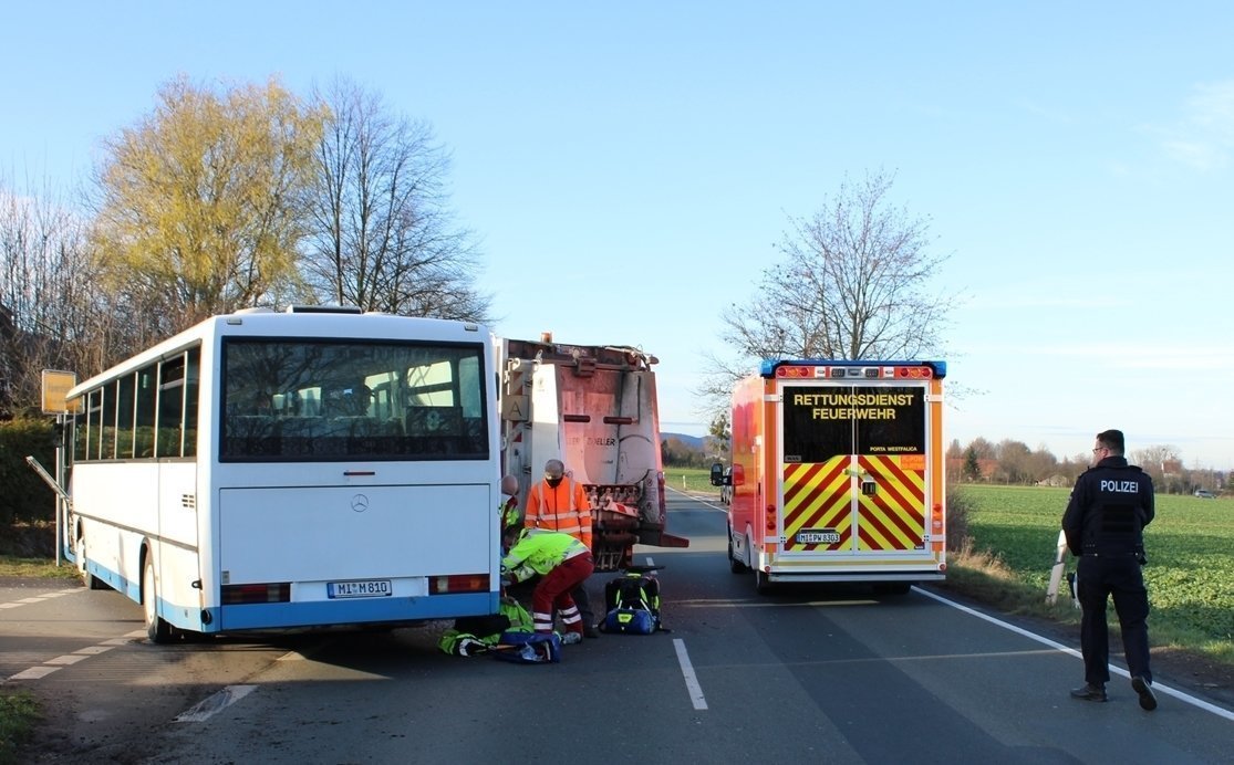Zwei Verletzte: Linienbus und Müllfahrzeug kollidieren in Minden