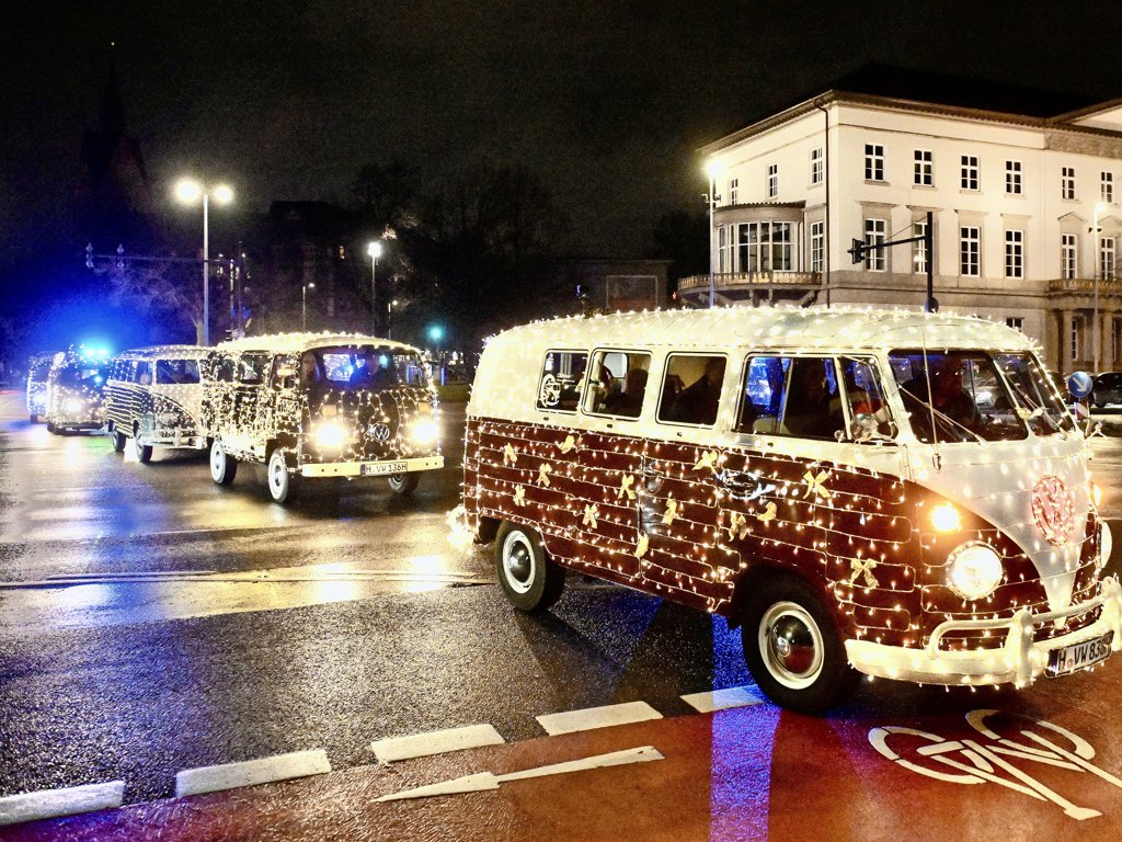 VW Twinkle Light Cruise: Weihnachtliche Bulli-Parade - Lieferwagen