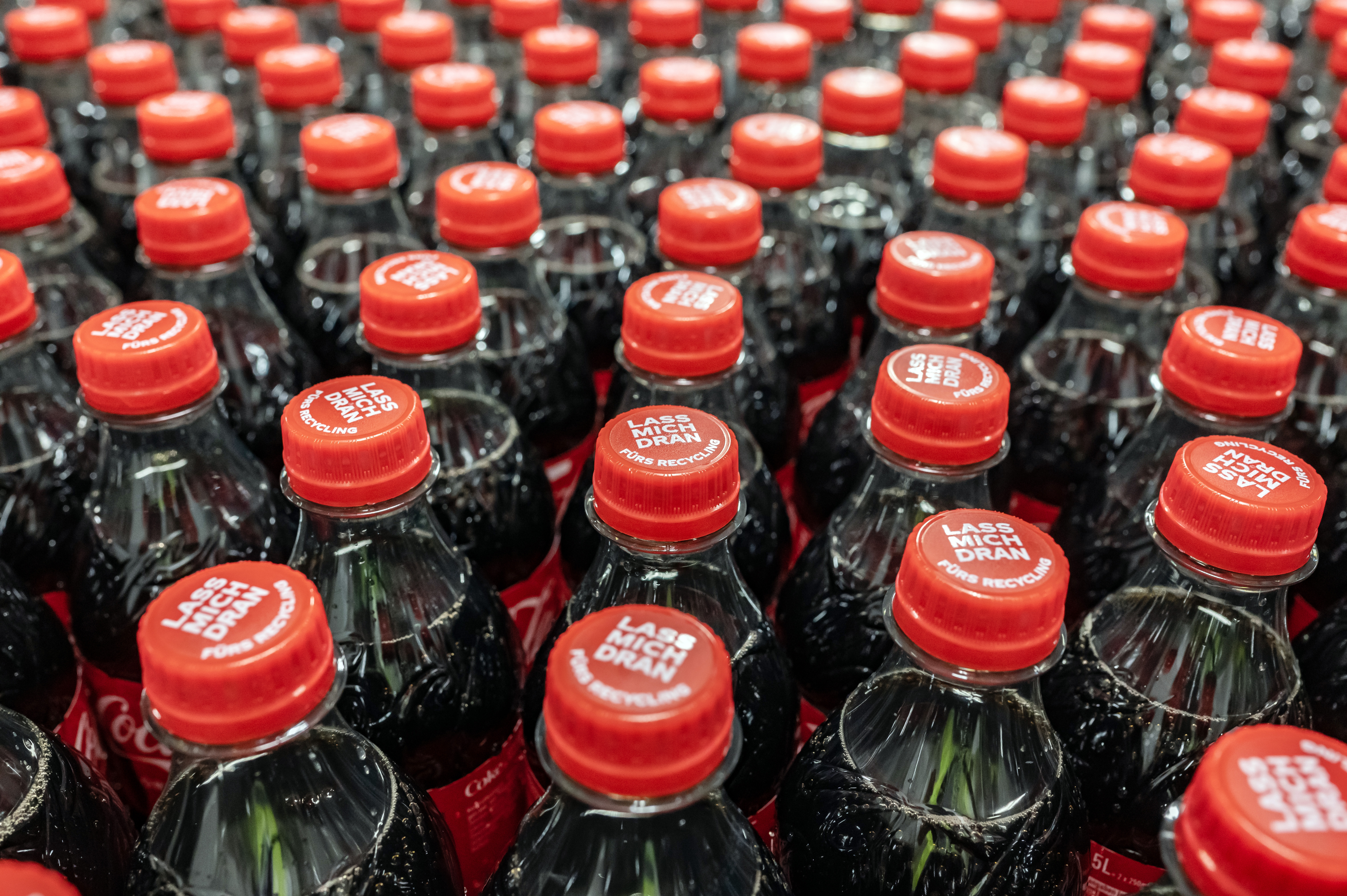 Coca-Cola ändert Deckel von PET-Einwegflaschen – das steckt dahinter
