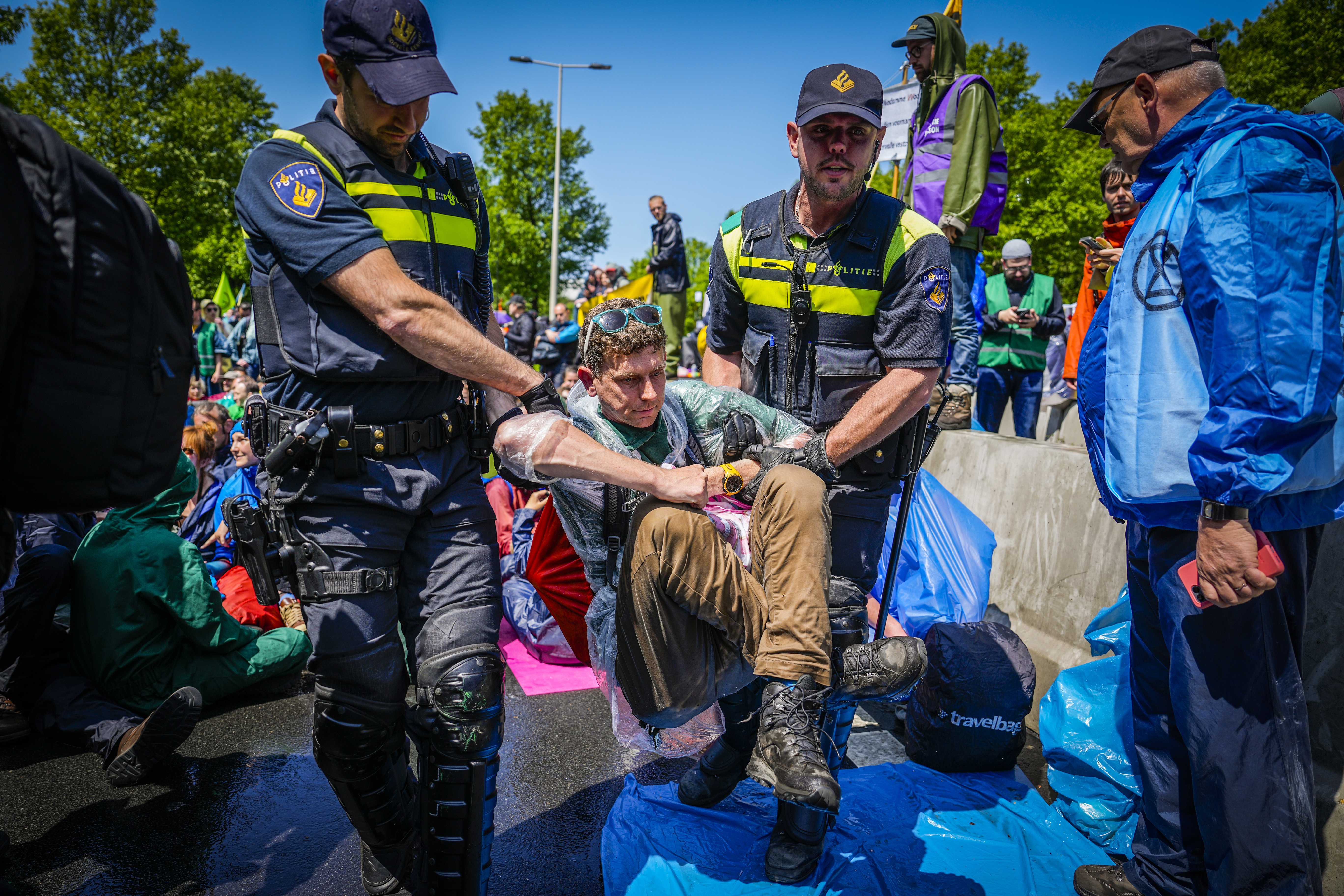 Proteste in Den Haag: Polizei nimmt Hunderte Klima-Aktivisten fest