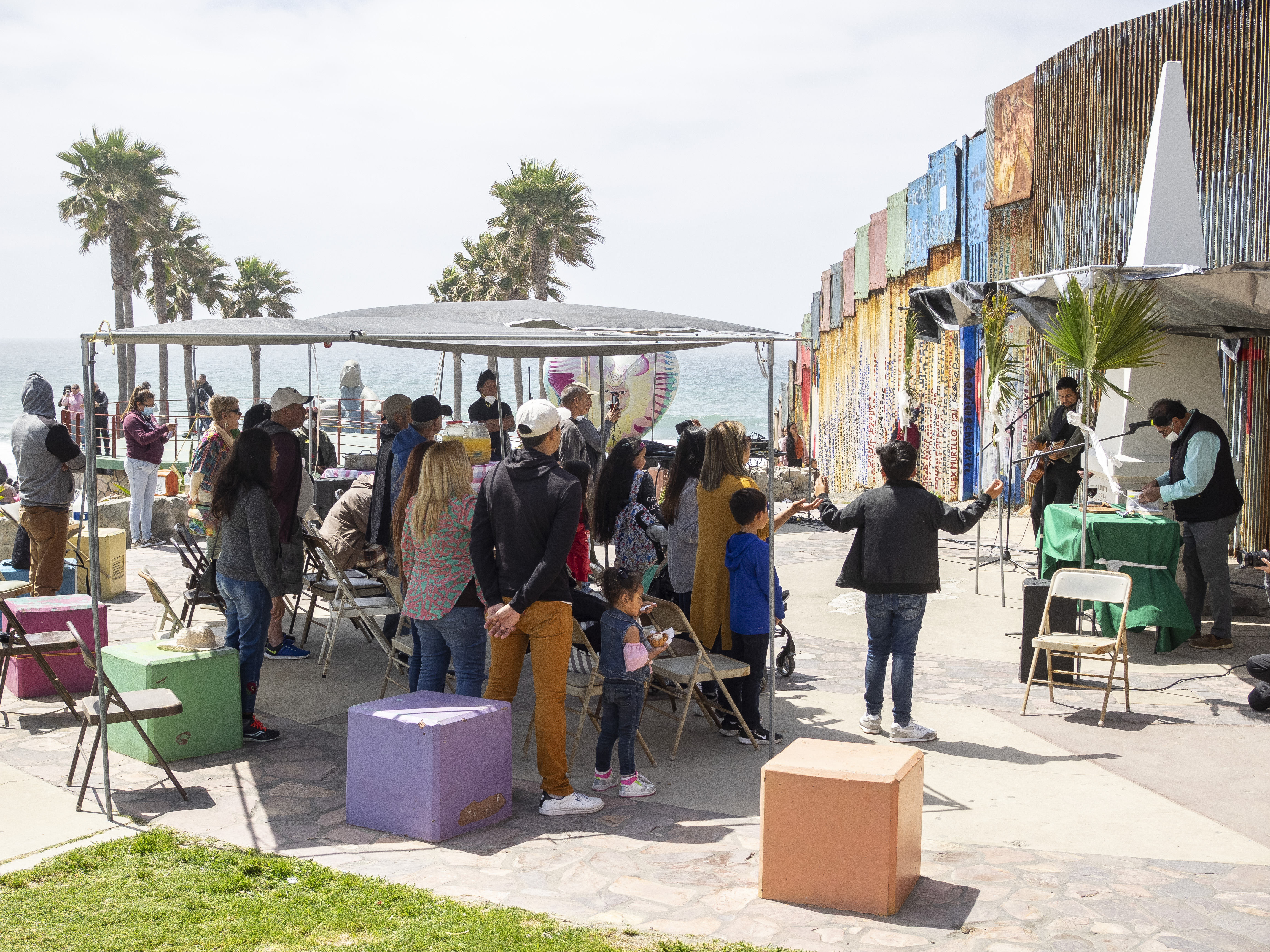 The Border Church, som møtes på begge sider av grensegjerdet mellom Tijuana og San Diego, og har gudstjeneste sammen på tvers av gjerdet.