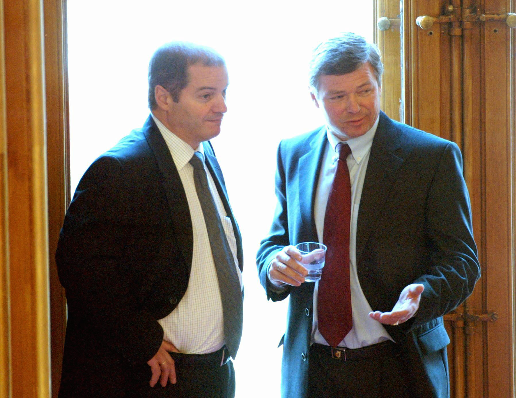 OSLO 20021010:
Statsminister Kjell Magne Bondevik i samtale med SP-leder Odd Roger Enoksen i stortingssalen under trontaledebatten torsdag.
Foto: Bjørn Sigurdsøn / NTB