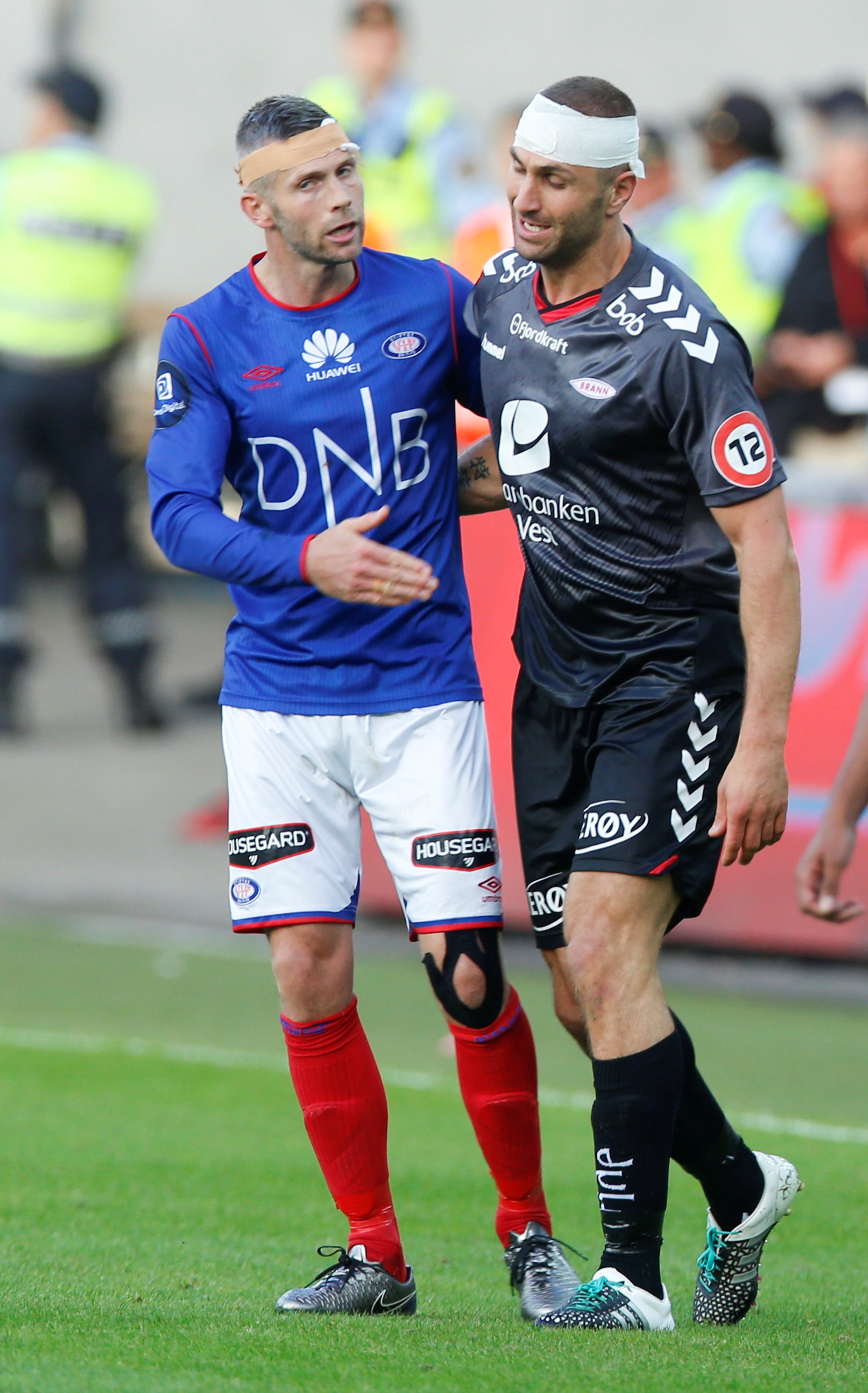 Få dueller er tøffere i norsk fotball enn mellom Azar Karadas og Kjetil Wæhler. Begge avsluttet med bandasjer rundt hodet