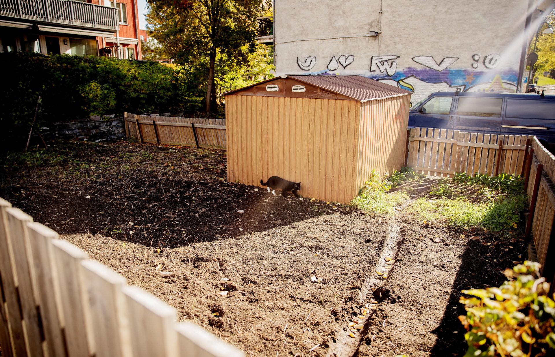 Det ble gitt dispensasjon fra reguleringsbestemmelsene på tomta, og eier Hans Martin Skoglund skulle opprette park for å unngå et «sår» i gata.