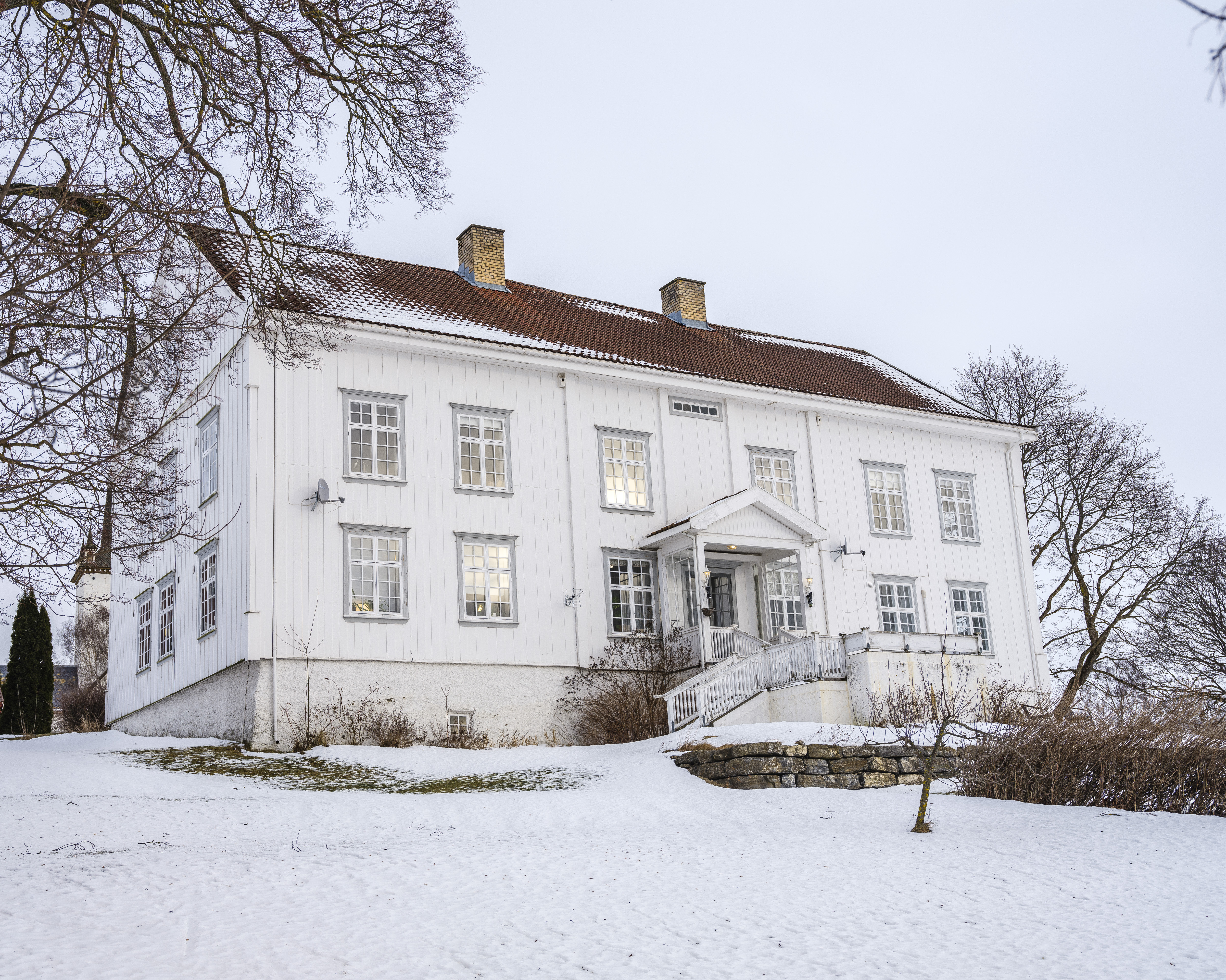 Schjerpen-familien har gjennom generasjoner lagt ned arbeidstimer og kroner på å drive prestegården på Moelv. Nå skal fremtiden bestemmes av en stortingsmelding.