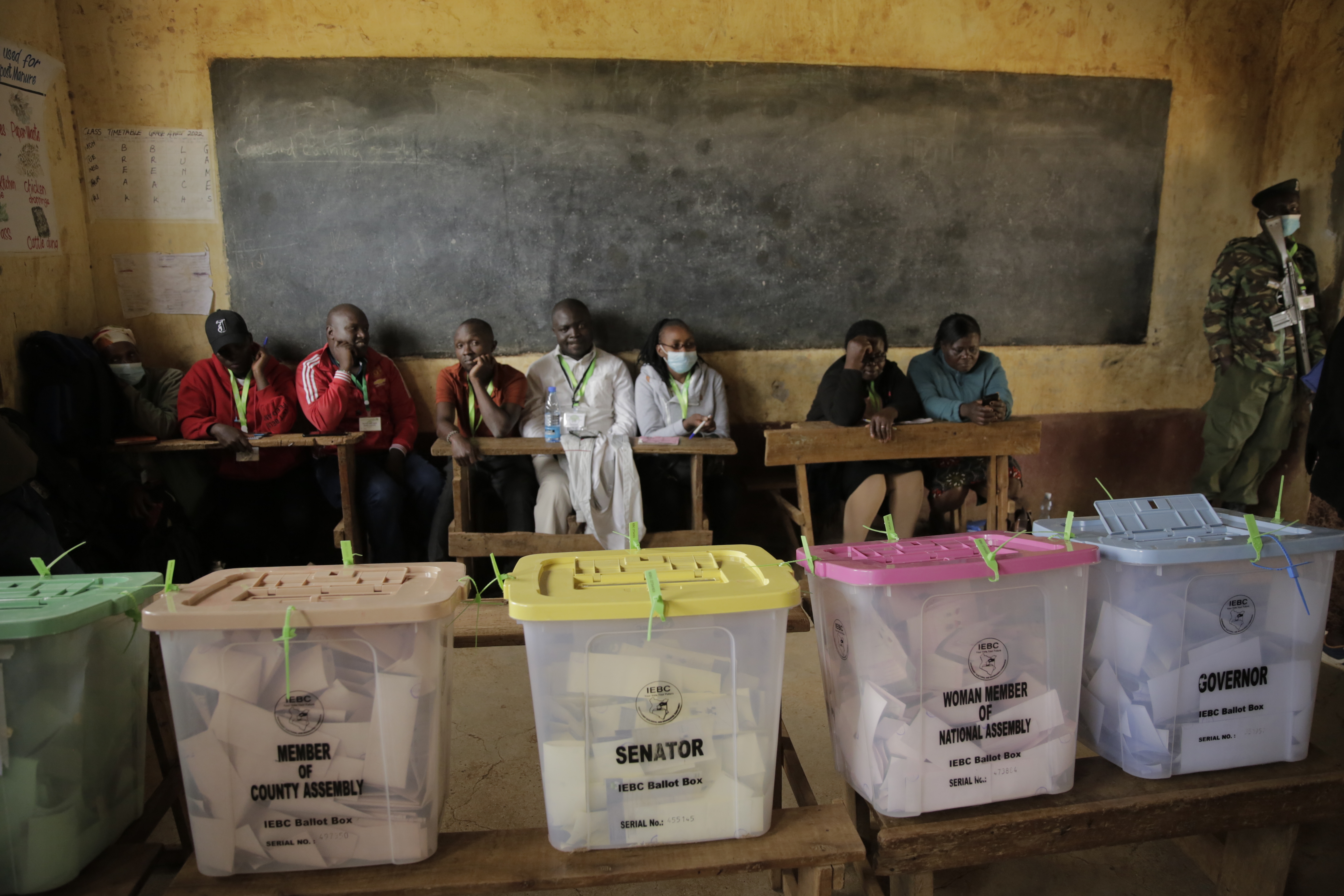 Valgobservatører er på plass i valglokalet i Eldoret i Kenya. Valget står mellom de to fremste opposisjonslederne Raila Odinga og visepresident William Ruto. Valgkommisjonen har en uke på seg til å offentliggjøre resultatet av presidentvalget, men trolig kommer resultatet alt før helgen. Foto: Brian Inganga / AP / NTB