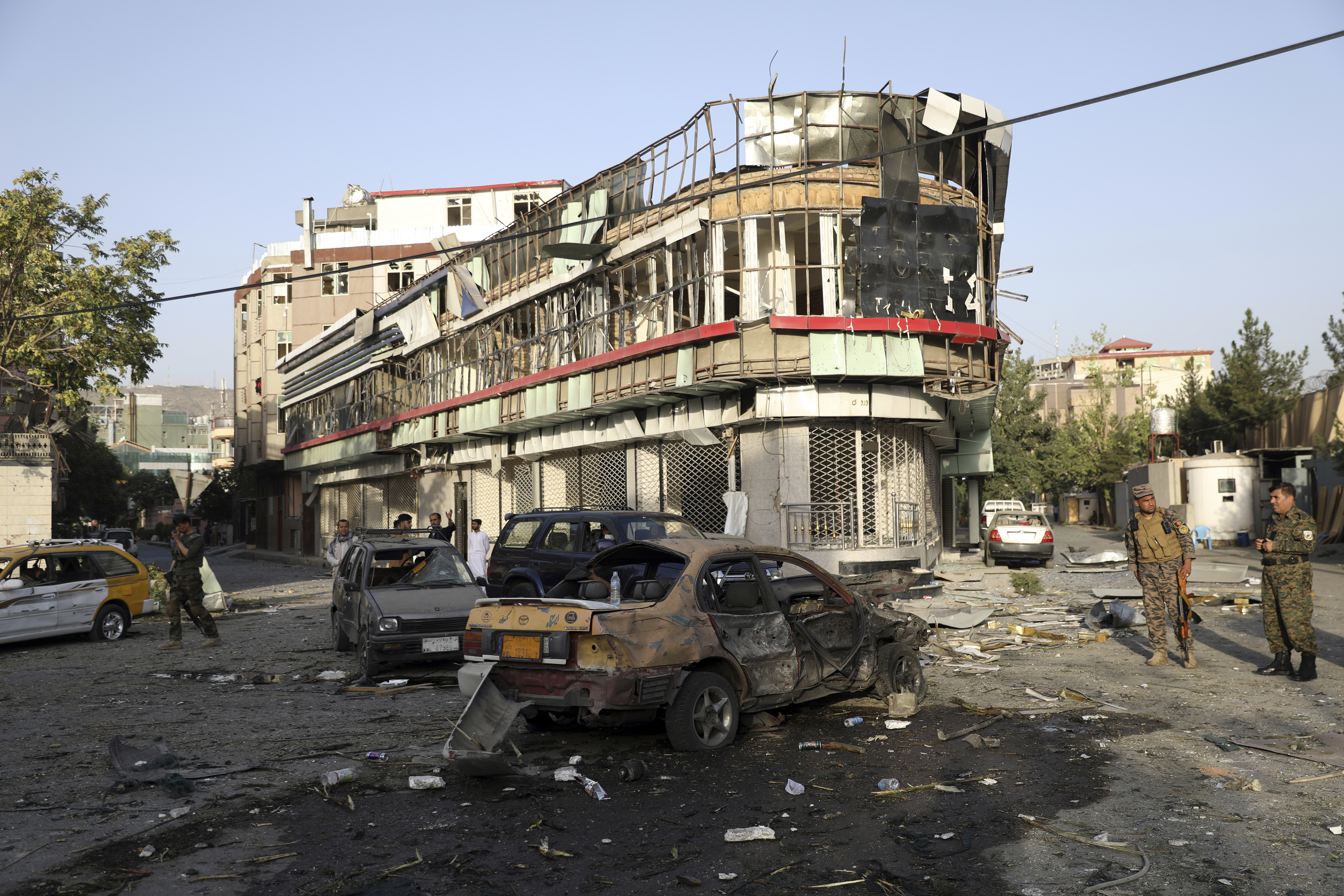 Afghanske sikkerhetsfolk i den grønne sonen i Kabul etter et angrep tirsdag som var rettet mot Afghanistans forsvarsminister. Han kom fysisk uskadd fra hendelsen, men åtte andre mennesker ble drept. Foto: AP / NTB

