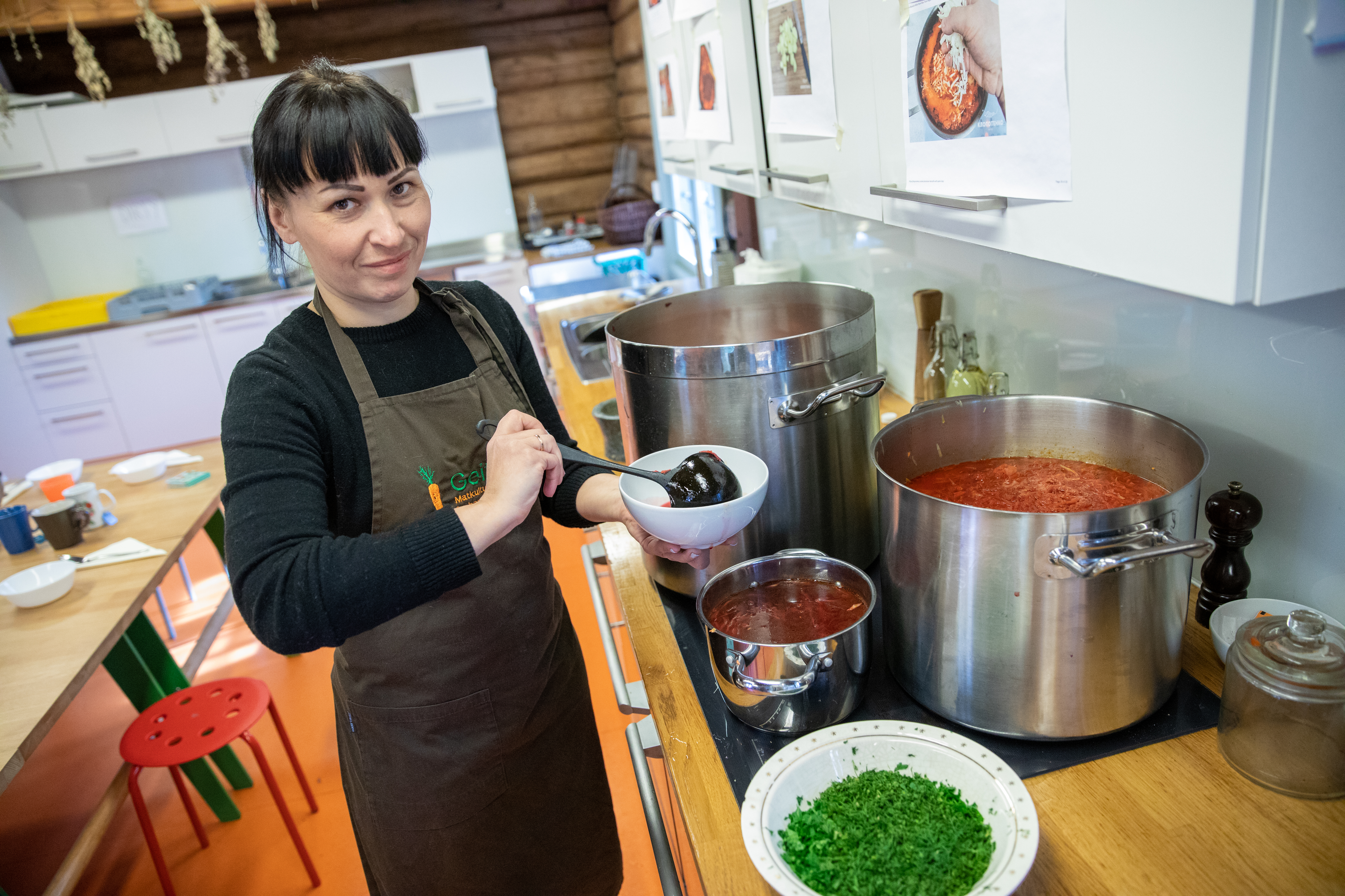 Ukrainske flyktninger har også stilt opp som frivillige til matlagingen, deriblant Natalia Trohimenko.