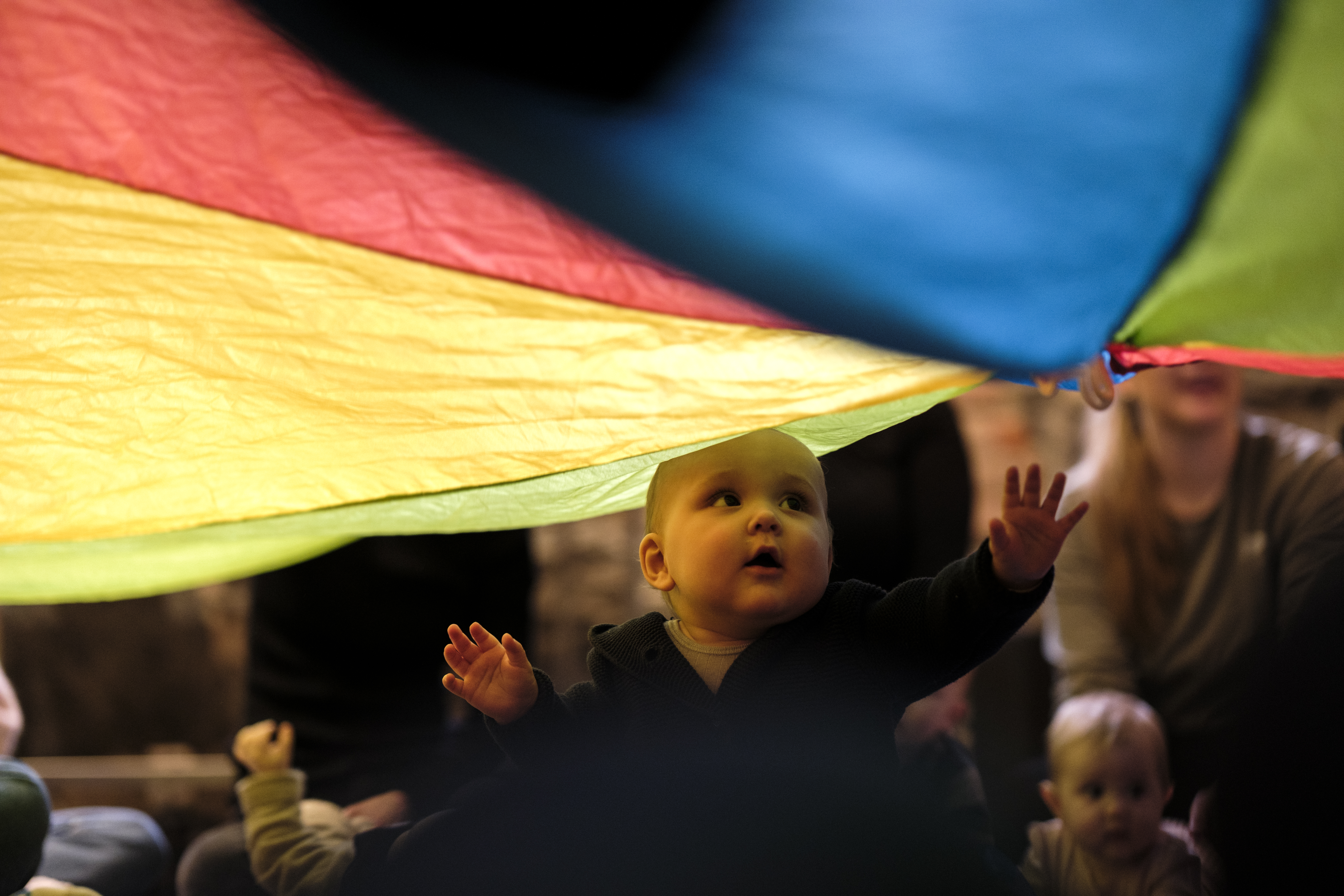 Babysang i Uranienborg kirke. Fredrik leker under regnbuen