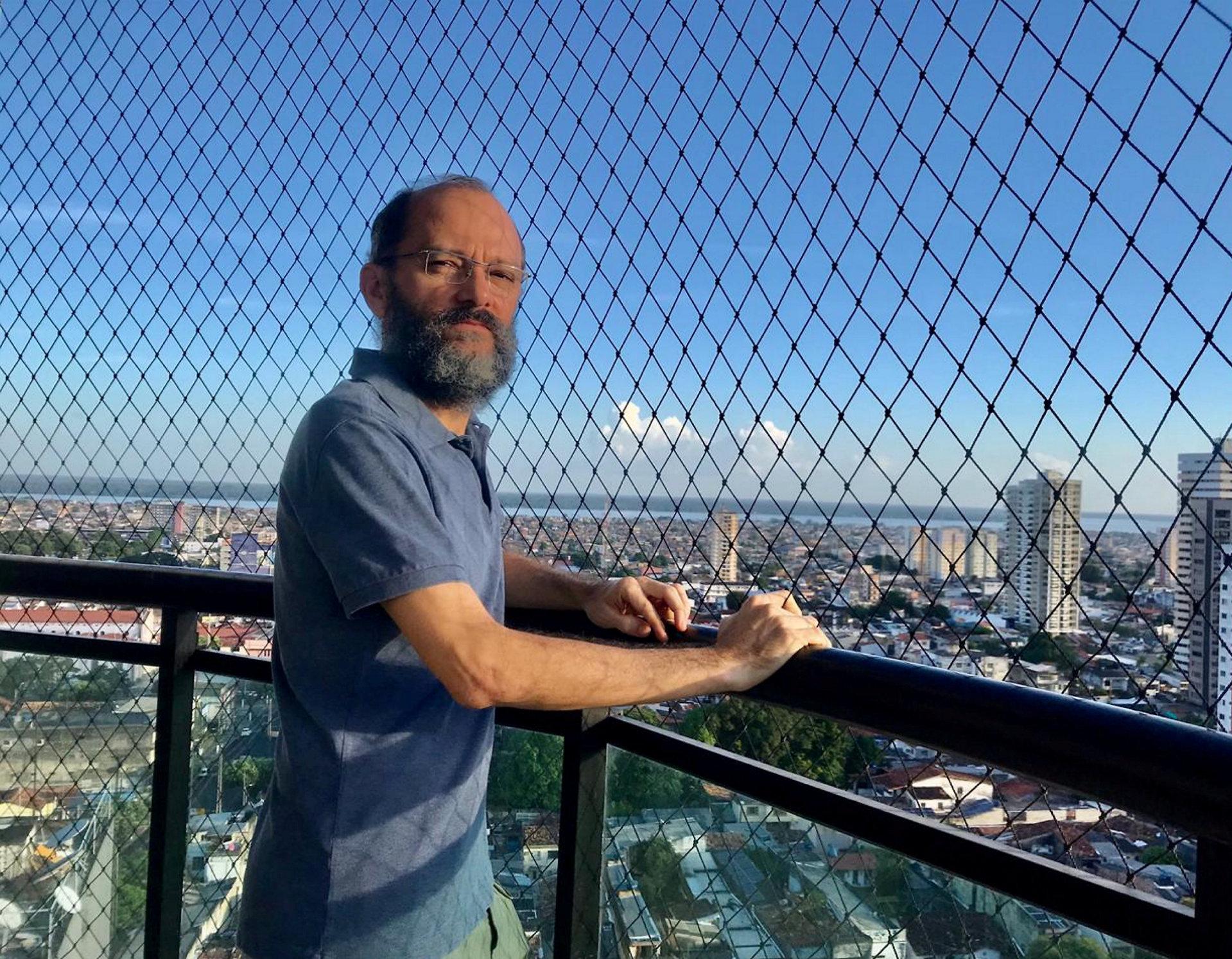 Koronaepidemien er på vei opp i Brasil. Paulo Barreto ble selv syk. Her på balkongen der han bor i storbyen Belém i delstaten Pará nord i landet. Foto: Privat