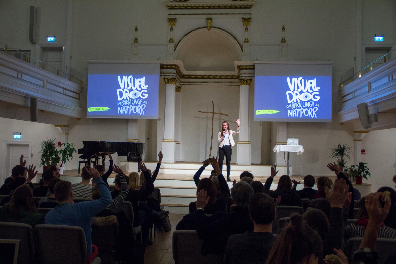 Maria Ahlin frågar hur många av deltagarna i seminariet om porr som är föräldrar. Nästan samtliga räcker upp handen.