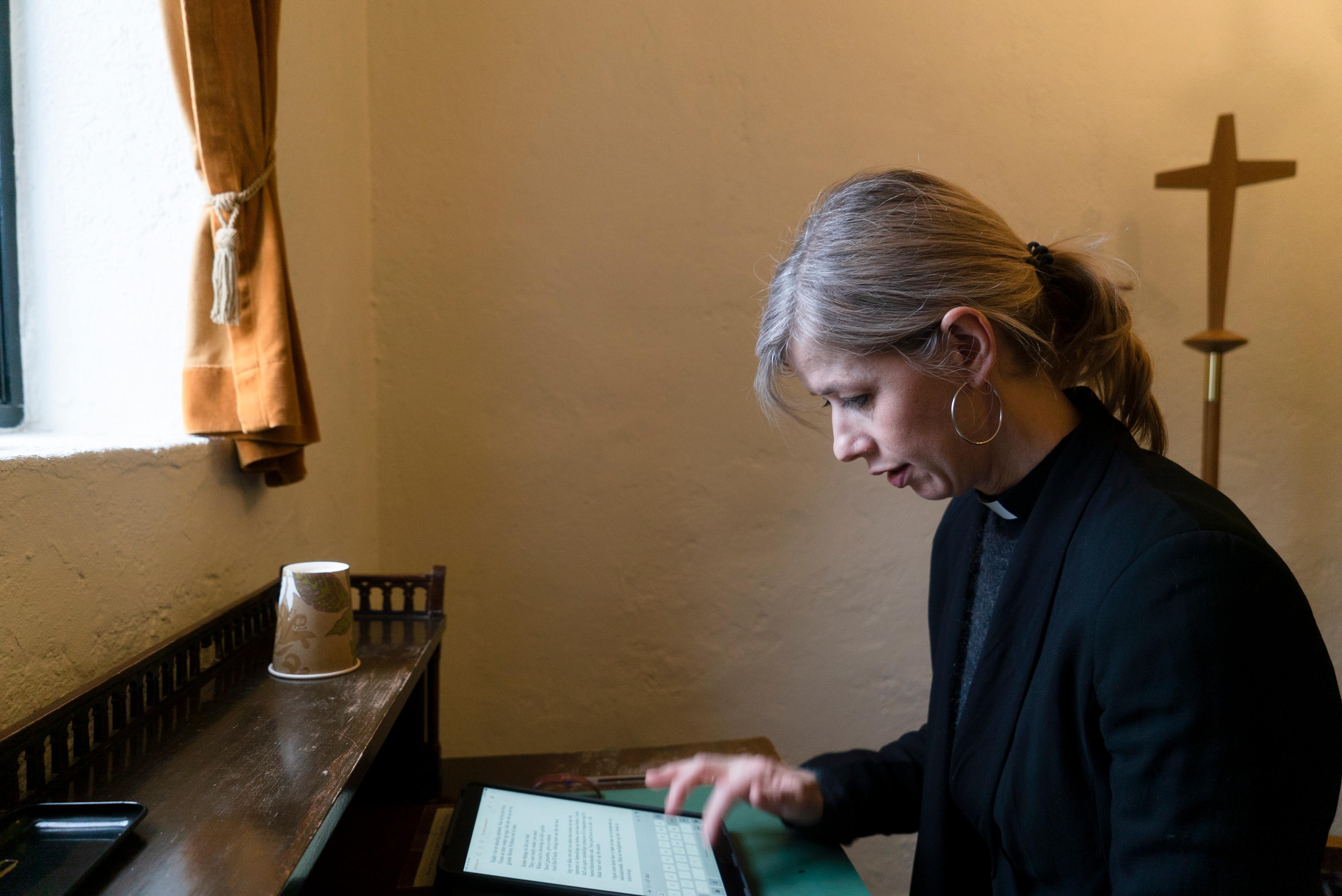 Ingeborg Sommer, sokneprest i Skøyen menighet, forbereder seg til en bisettelse i Vestre Gravlund kapell.