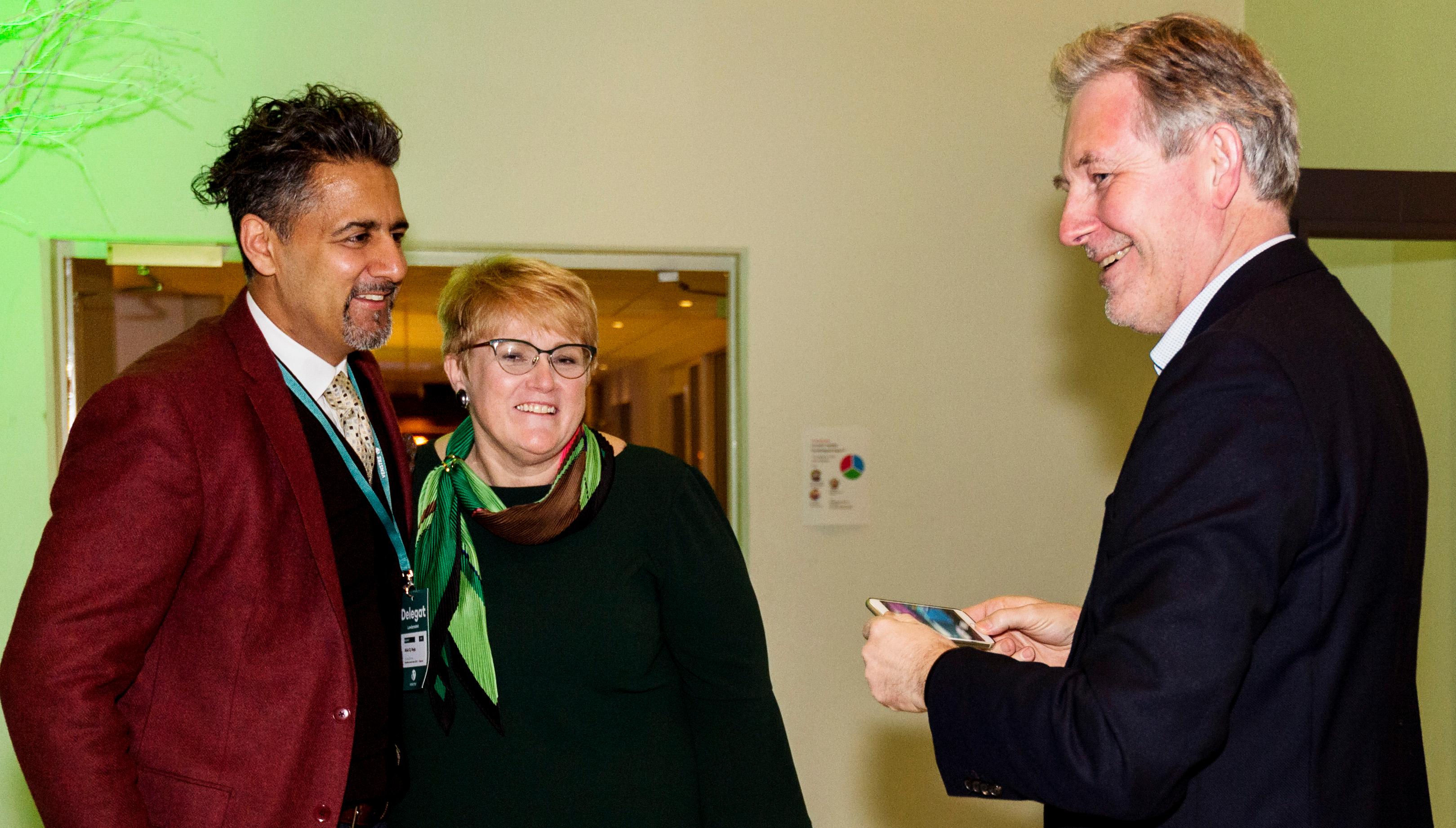 Stjørdal  20190308.
Venstres landsmøte 2019 er i gang. Erling Moe fotograferer Abid Raja og Trine Skei Grande.
Foto: Ned Alley / NTB scanpix