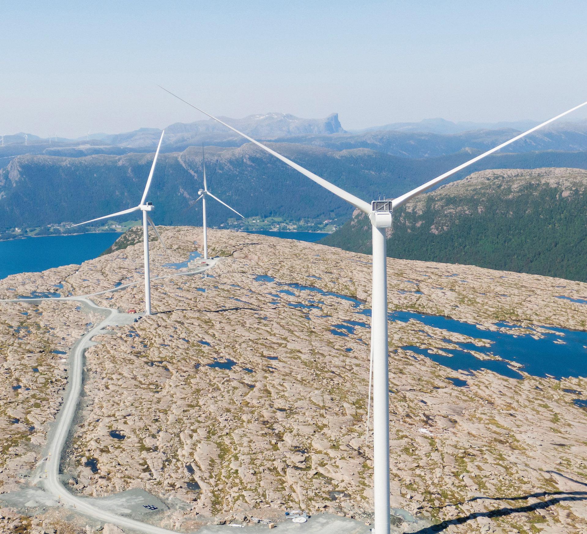 Vi har ikkje eit tilstrekkeleg kunnskapsgrunnlag for utbygging av vindkraft før vi har vurdert alternative tiltak, skriv Kari H. Eika. På biletet: Guleslettene vindpark ved Florø. Foto: Tore Meek/NTB scanpix